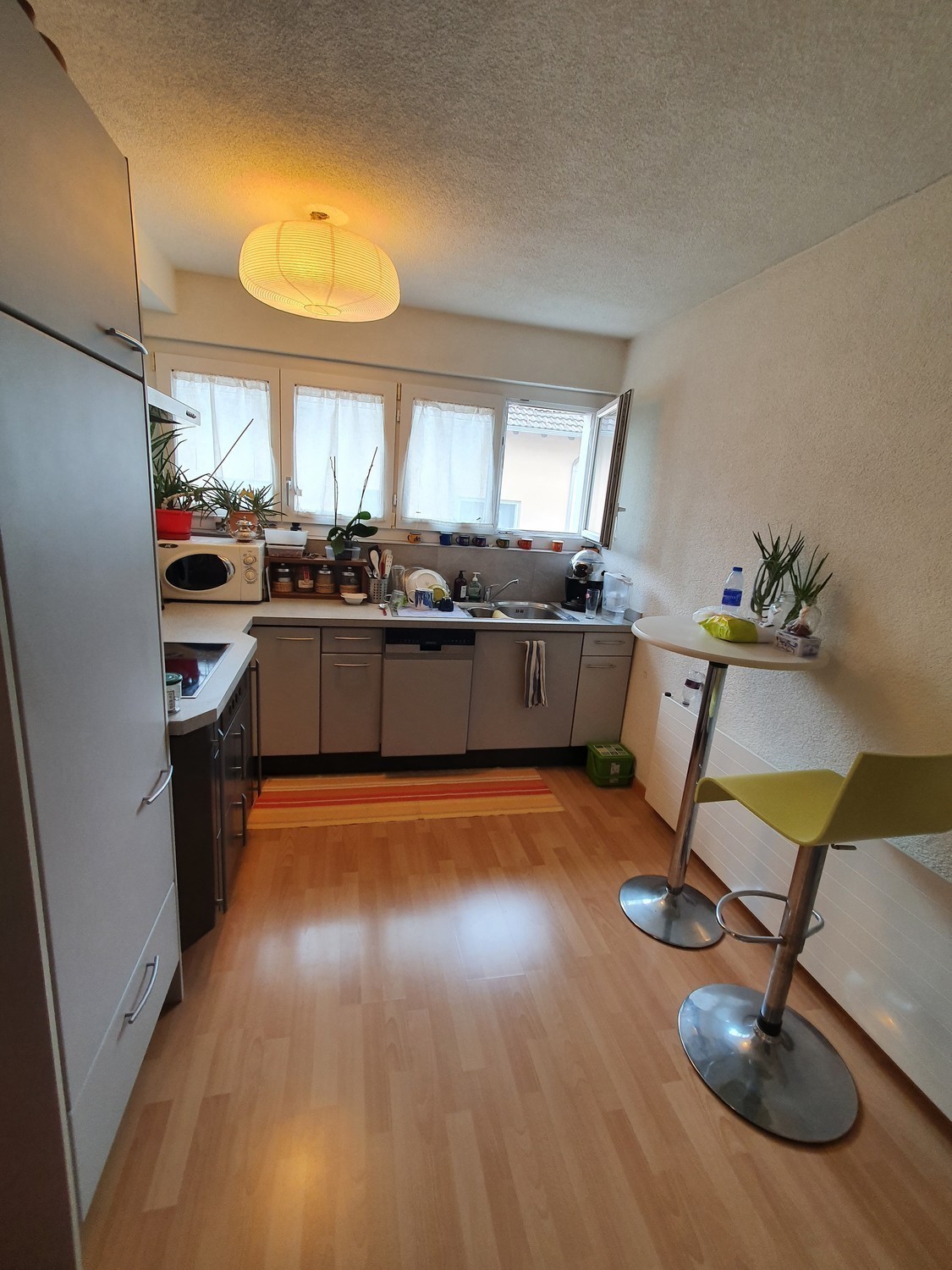 Chambre dans une colocation

Vous recherchez un endroit pratique et confortable à Zug ?

*   **Emplacement :** Centre de Zug, à seulement 5 minutes à pied de la gare.
*   **Détails de l'appartement :** Appartement de 2 chambres avec :
*   Salon commun comprenant une grande terrasse orientée plein su