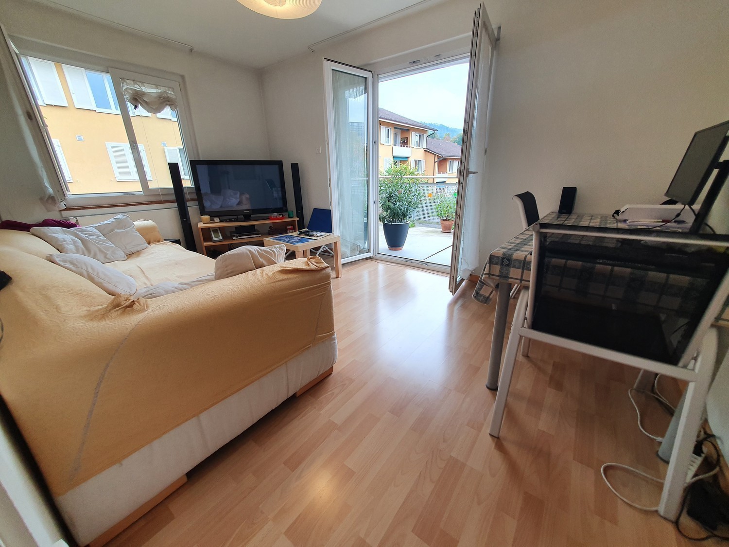 Chambre dans une colocation

Vous recherchez un endroit pratique et confortable à Zug ?

*   **Emplacement :** Centre de Zug, à seulement 5 minutes à pied de la gare.
*   **Détails de l'appartement :** Appartement de 2 chambres avec :
*   Salon commun comprenant une grande terrasse orientée plein su