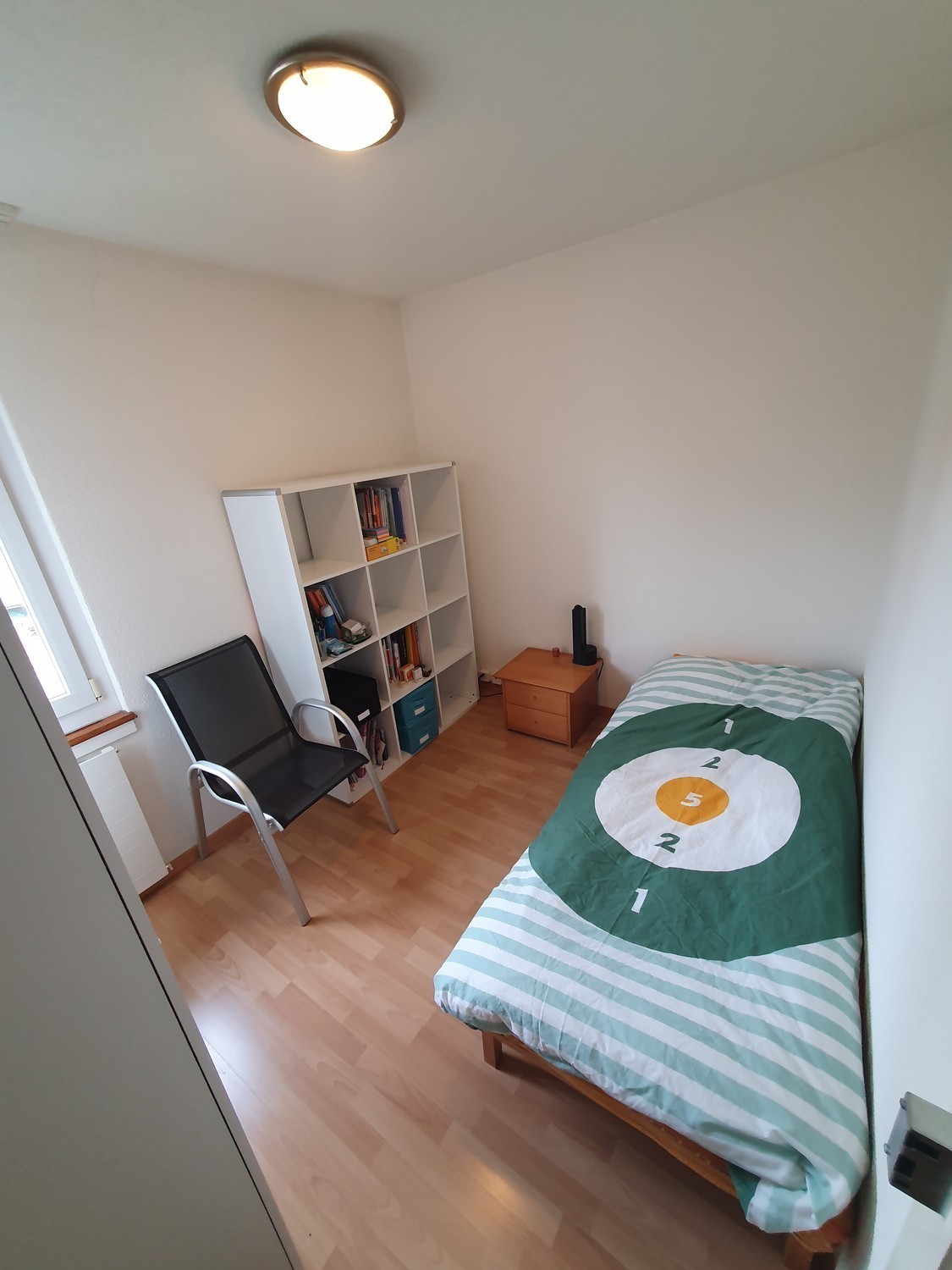 Chambre dans une colocation

Vous recherchez un endroit pratique et confortable à Zug ?

*   **Emplacement :** Centre de Zug, à seulement 5 minutes à pied de la gare.
*   **Détails de l'appartement :** Appartement de 2 chambres avec :
*   Salon commun comprenant une grande terrasse orientée plein su
