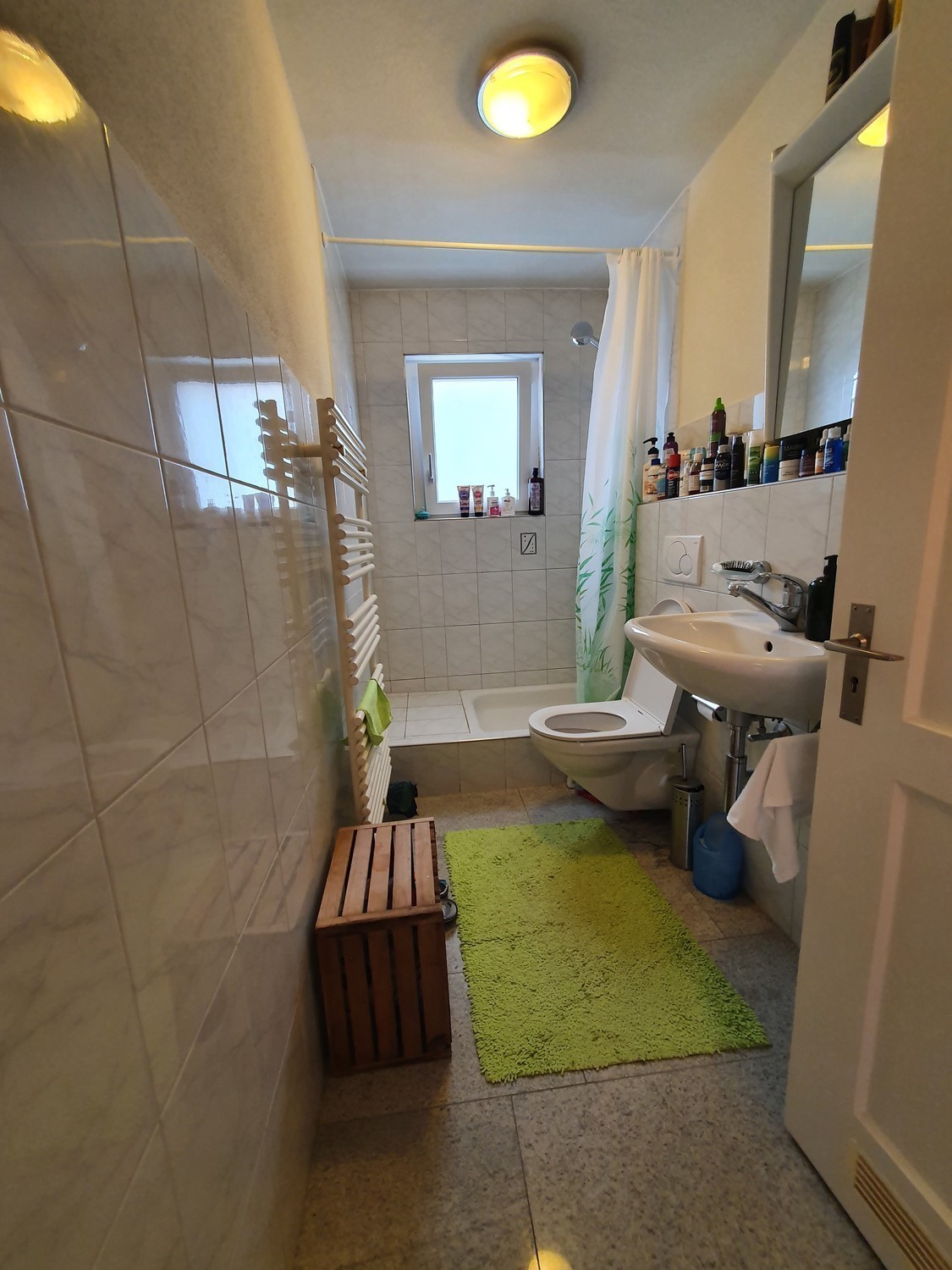 Chambre dans une colocation

Vous recherchez un endroit pratique et confortable à Zug ?

*   **Emplacement :** Centre de Zug, à seulement 5 minutes à pied de la gare.
*   **Détails de l'appartement :** Appartement de 2 chambres avec :
*   Salon commun comprenant une grande terrasse orientée plein su