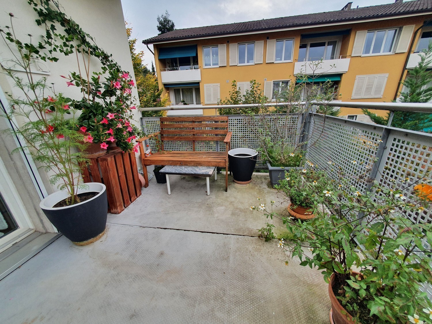 Chambre dans une colocation

Vous recherchez un endroit pratique et confortable à Zug ?

*   **Emplacement :** Centre de Zug, à seulement 5 minutes à pied de la gare.
*   **Détails de l'appartement :** Appartement de 2 chambres avec :
*   Salon commun comprenant une grande terrasse orientée plein su