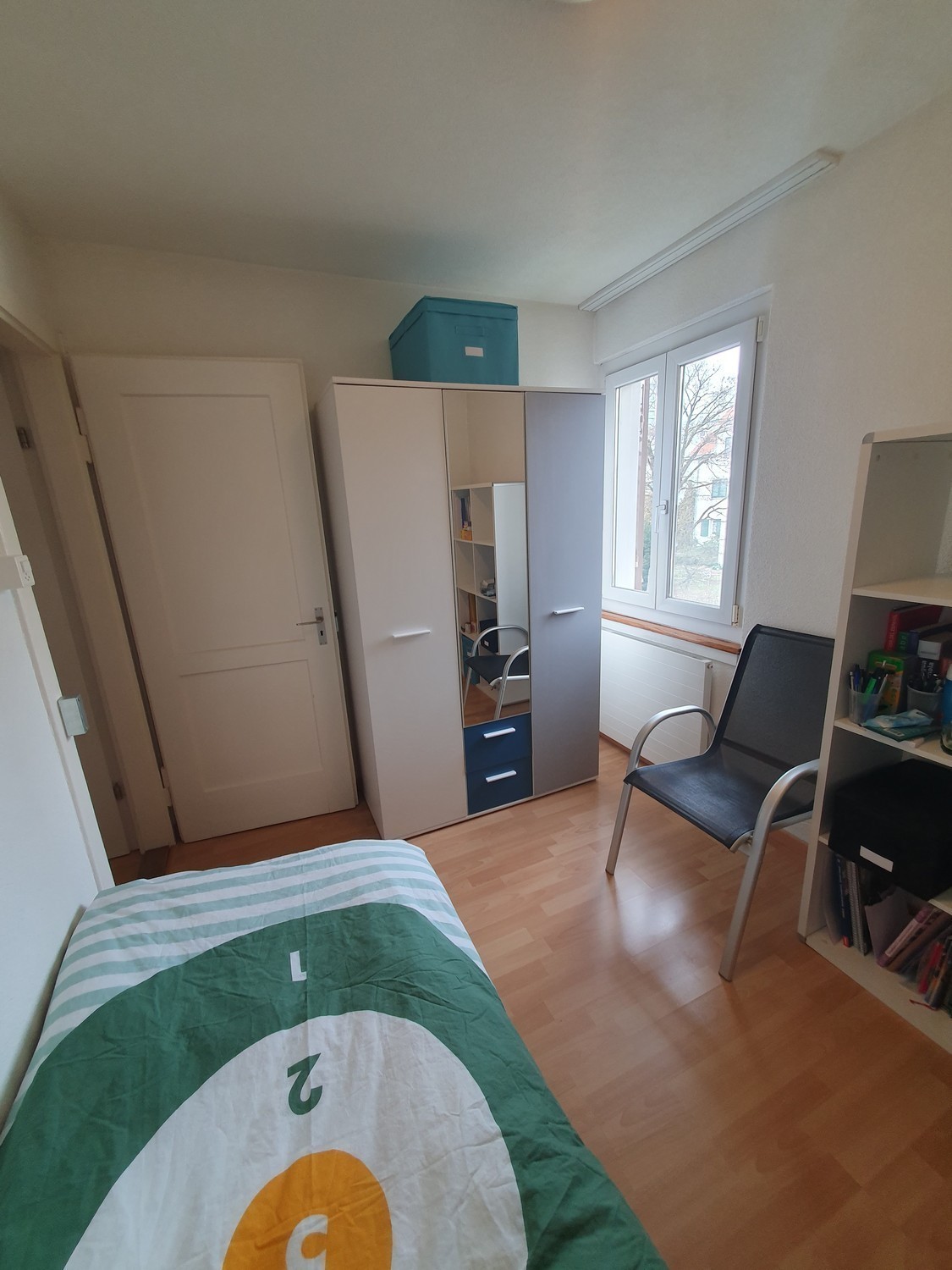 Chambre dans une colocation

Vous recherchez un endroit pratique et confortable à Zug ?

*   **Emplacement :** Centre de Zug, à seulement 5 minutes à pied de la gare.
*   **Détails de l'appartement :** Appartement de 2 chambres avec :
*   Salon commun comprenant une grande terrasse orientée plein su