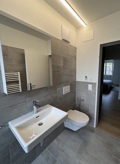 Chambre dans une colocation

Recherche une colocataire pour un bel appartement de 3½ pièces à Adliswil 🌿

Je m'appelle Mia, j'ai 21 ans, et je recherche à partir d'octobre une colocataire sympathique pour mon bel appartement de 3½ pièces à Adliswil.

La chambre est non meublée et coûte CHF 1’200.– 