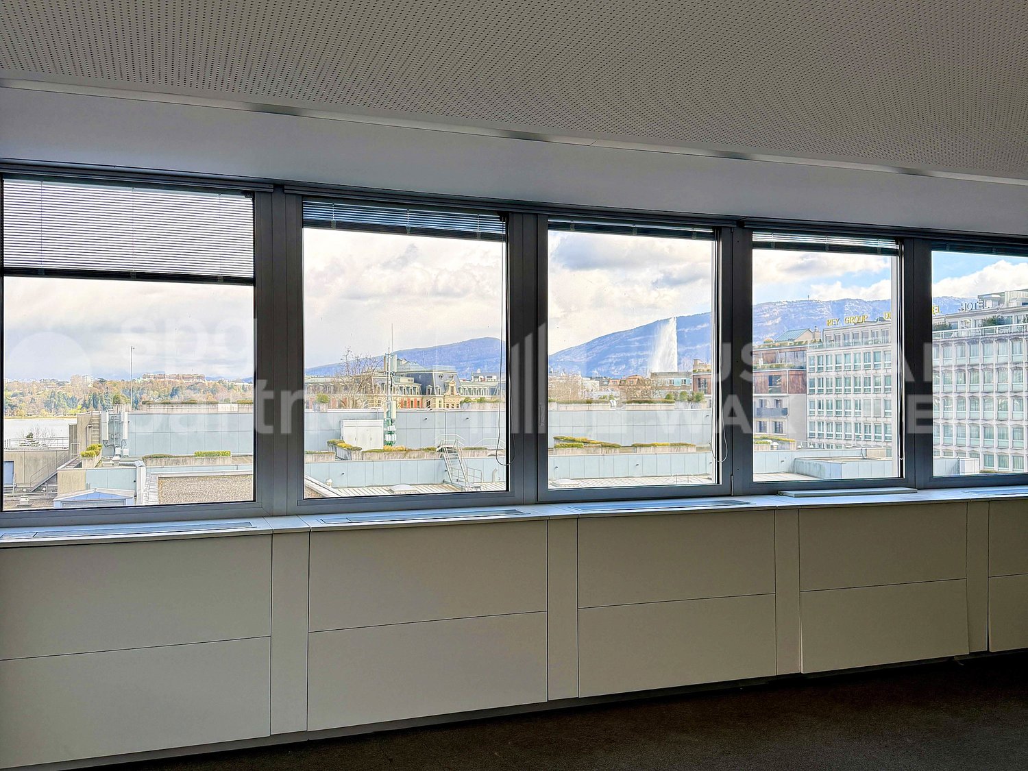 288m² office