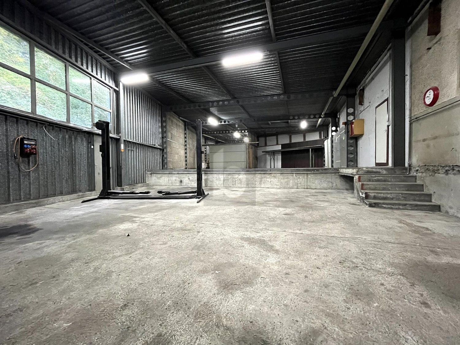 Atelier de 200m², photo 1 sur 4