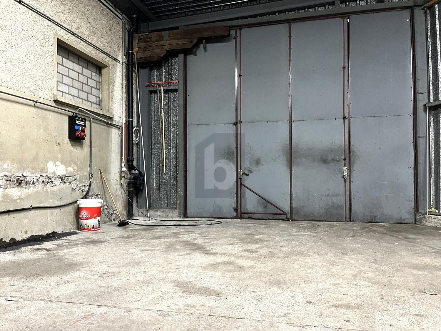 Atelier de 200m², photo 3 sur 4