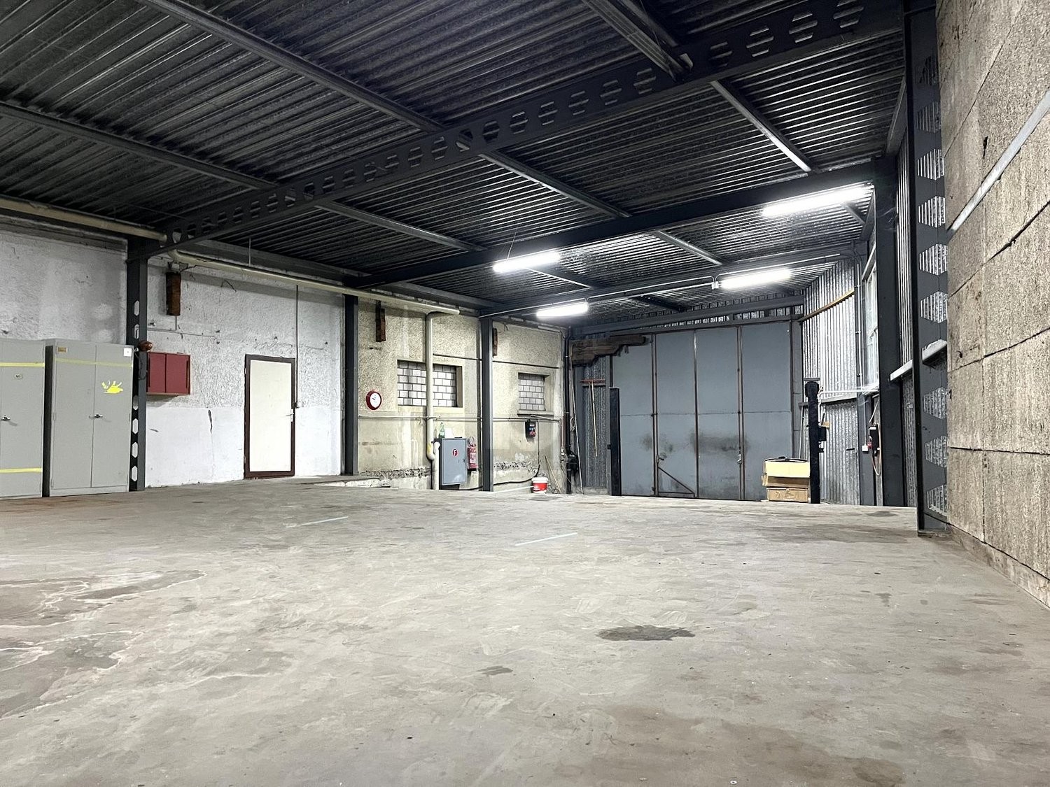 Atelier de 200m², photo 2 sur 4
