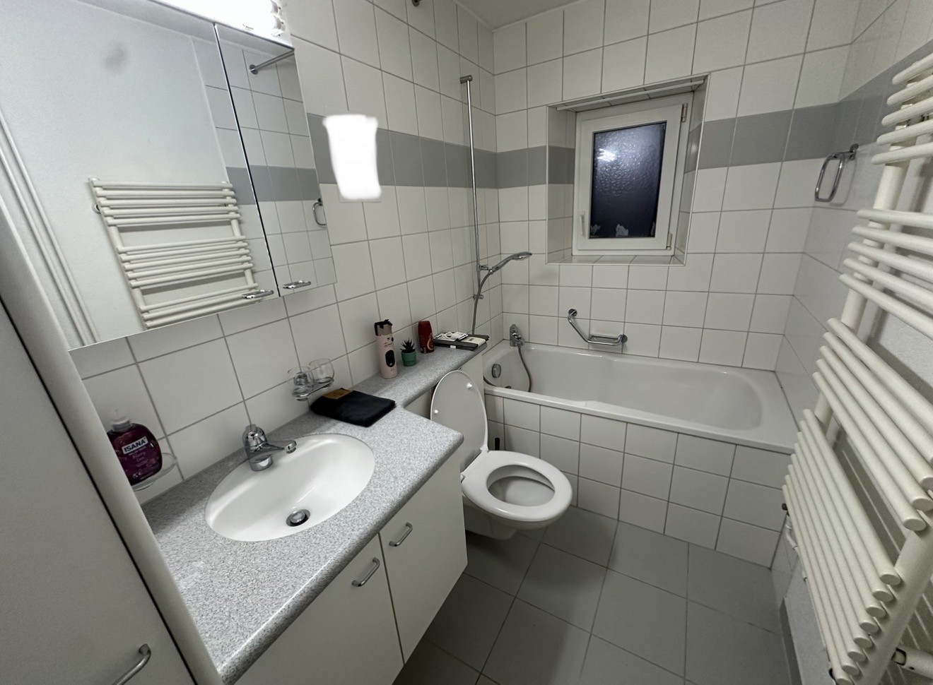 Chambre dans une colocation

Chambre meublée à Uster disponible immédiatement ou le 1er octobre

Nous louons une chambre entièrement meublée à Uster, disponible immédiatement ou à partir du 1er octobre.

La chambre est équipée de :
- Lit
- Armoire
- Table de chevet
- Bureau
- Chaise
- Commode

Prix , photo 5 sur 5