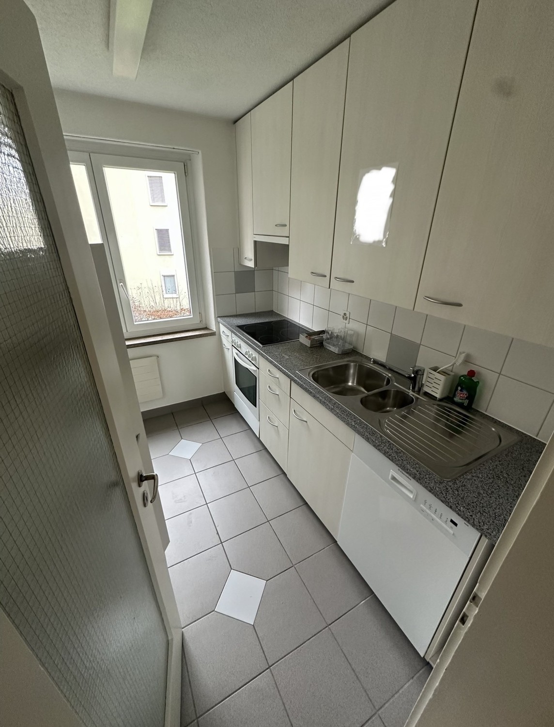 Chambre dans une colocation

Chambre meublée à Uster disponible immédiatement ou le 1er octobre

Nous louons une chambre entièrement meublée à Uster, disponible immédiatement ou à partir du 1er octobre.

La chambre est équipée de :
- Lit
- Armoire
- Table de chevet
- Bureau
- Chaise
- Commode

Prix , photo 4 sur 5