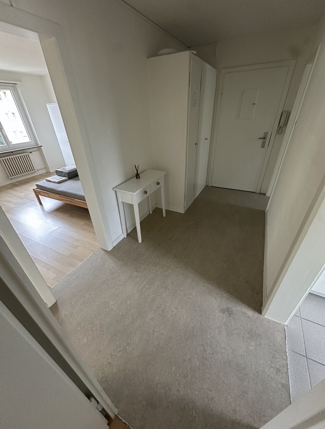 Chambre dans une colocation

Chambre meublée à Uster disponible immédiatement ou le 1er octobre

Nous louons une chambre entièrement meublée à Uster, disponible immédiatement ou à partir du 1er octobre.

La chambre est équipée de :
- Lit
- Armoire
- Table de chevet
- Bureau
- Chaise
- Commode

Prix , photo 3 sur 5