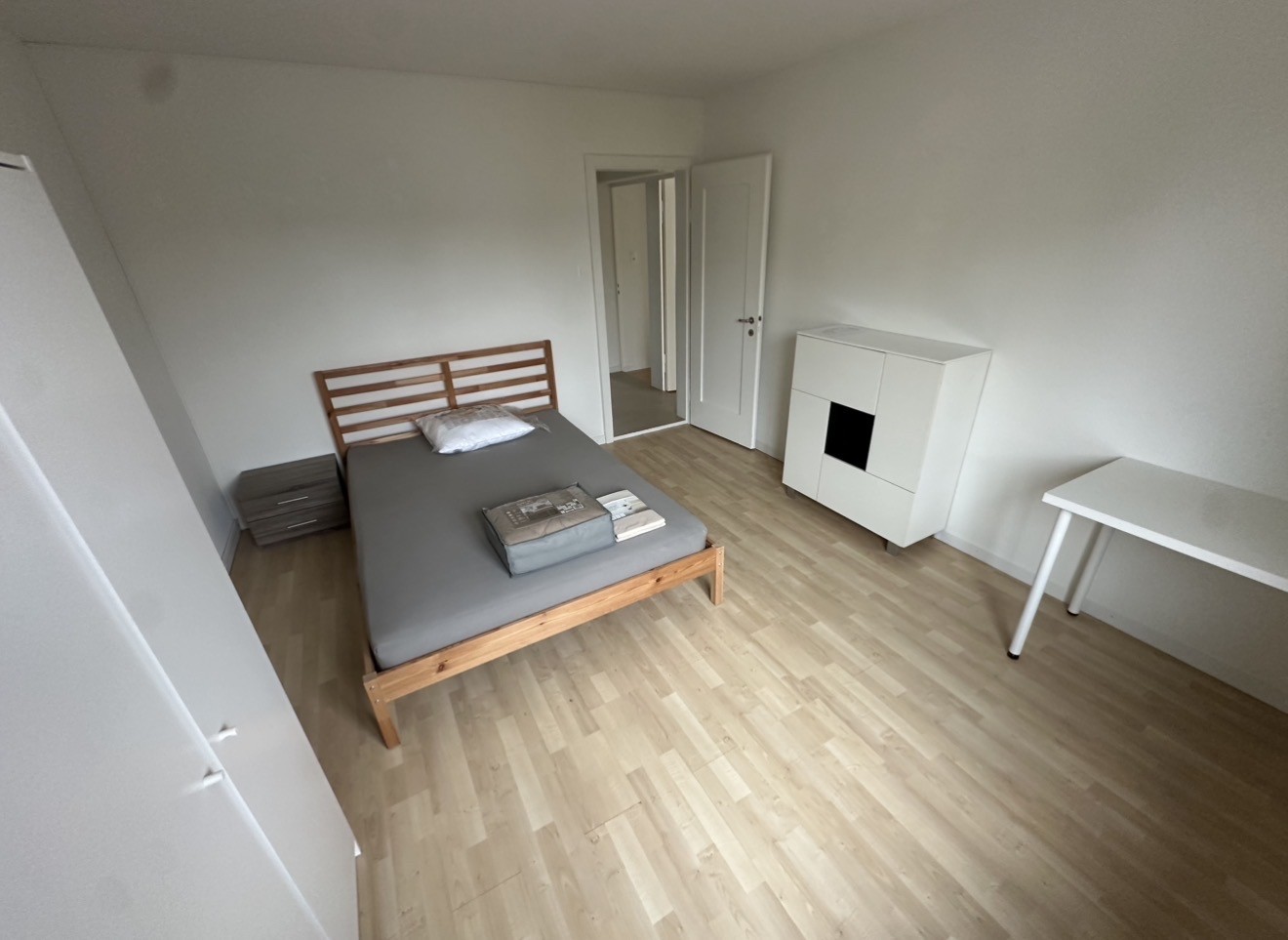 Chambre dans une colocation

Chambre meublée à Uster disponible immédiatement ou le 1er octobre

Nous louons une chambre entièrement meublée à Uster, disponible immédiatement ou à partir du 1er octobre.

La chambre est équipée de :
- Lit
- Armoire
- Table de chevet
- Bureau
- Chaise
- Commode

Prix , photo 2 sur 5