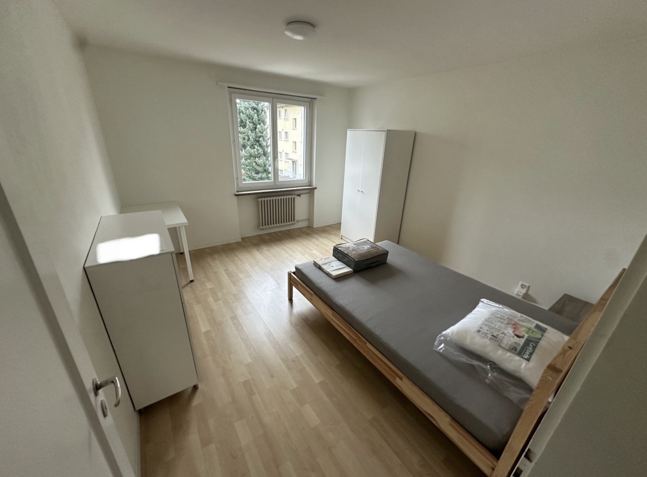 Chambre dans une colocation

Chambre meublée à Uster disponible immédiatement ou le 1er octobre

Nous louons une chambre entièrement meublée à Uster, disponible immédiatement ou à partir du 1er octobre.

La chambre est équipée de :
- Lit
- Armoire
- Table de chevet
- Bureau
- Chaise
- Commode

Prix , photo 1 sur 5