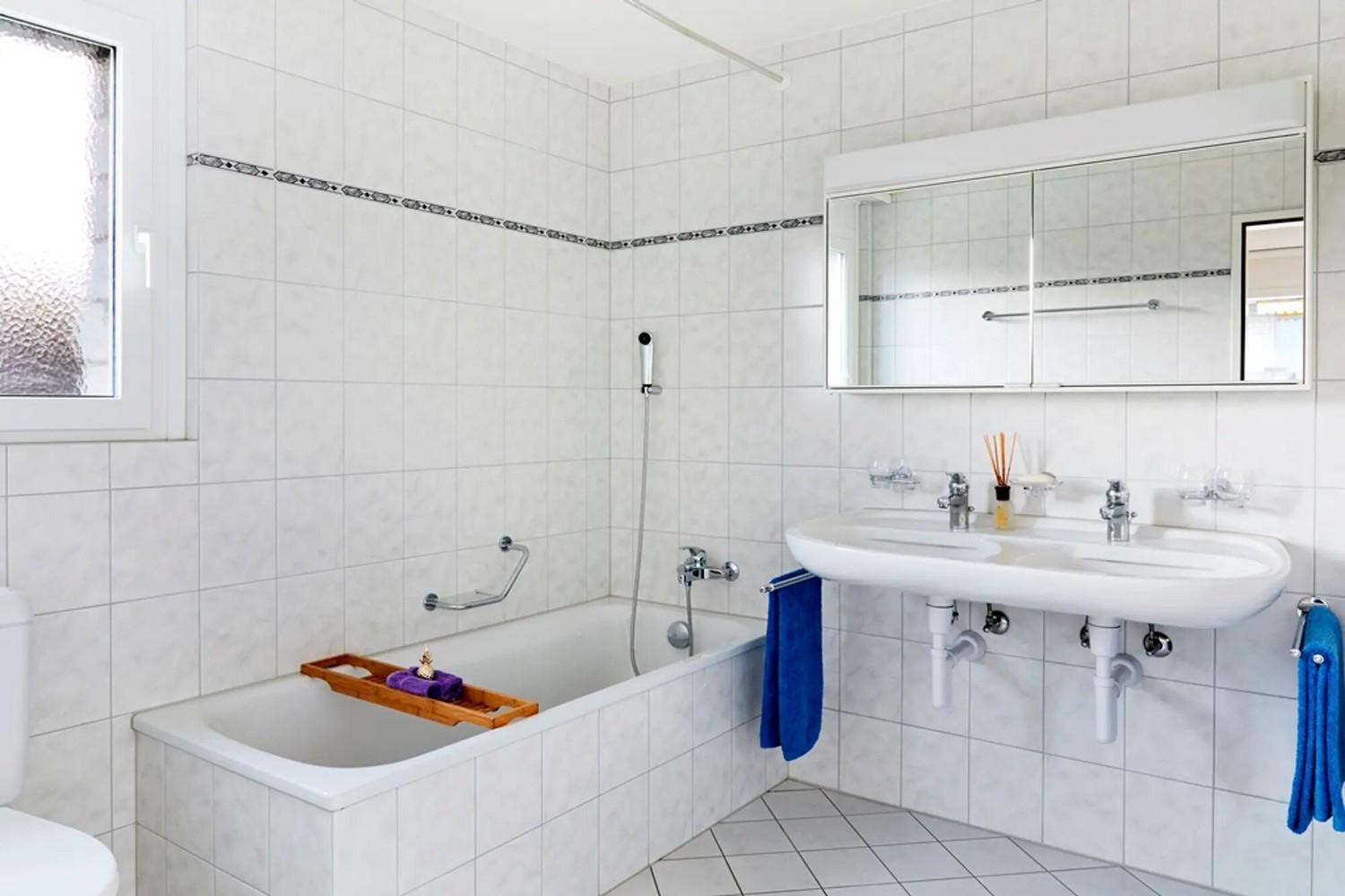 Recherche locataire de remplacement - Wollerau, Wächlenstr. 17

- 4.5 pièces
- 2 salles de bain,
- Parquet en bois dans les chambres, dalles de pierre dans le reste de l'appartement
- Ascenseur
- Colonne de lavage dans l'appartement,
- 101 m2

1. étage

Très calme
50 m de la gare de Wollerau

Denner, photo 3 sur 8