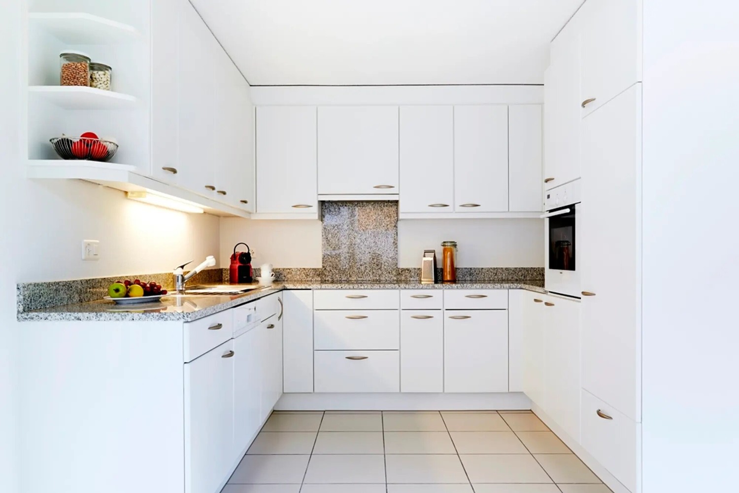 Recherche locataire de remplacement - Wollerau, Wächlenstr. 17

- 4.5 pièces
- 2 salles de bain,
- Parquet en bois dans les chambres, dalles de pierre dans le reste de l'appartement
- Ascenseur
- Colonne de lavage dans l'appartement,
- 101 m2

1. étage

Très calme
50 m de la gare de Wollerau

Denner, photo 1 sur 8