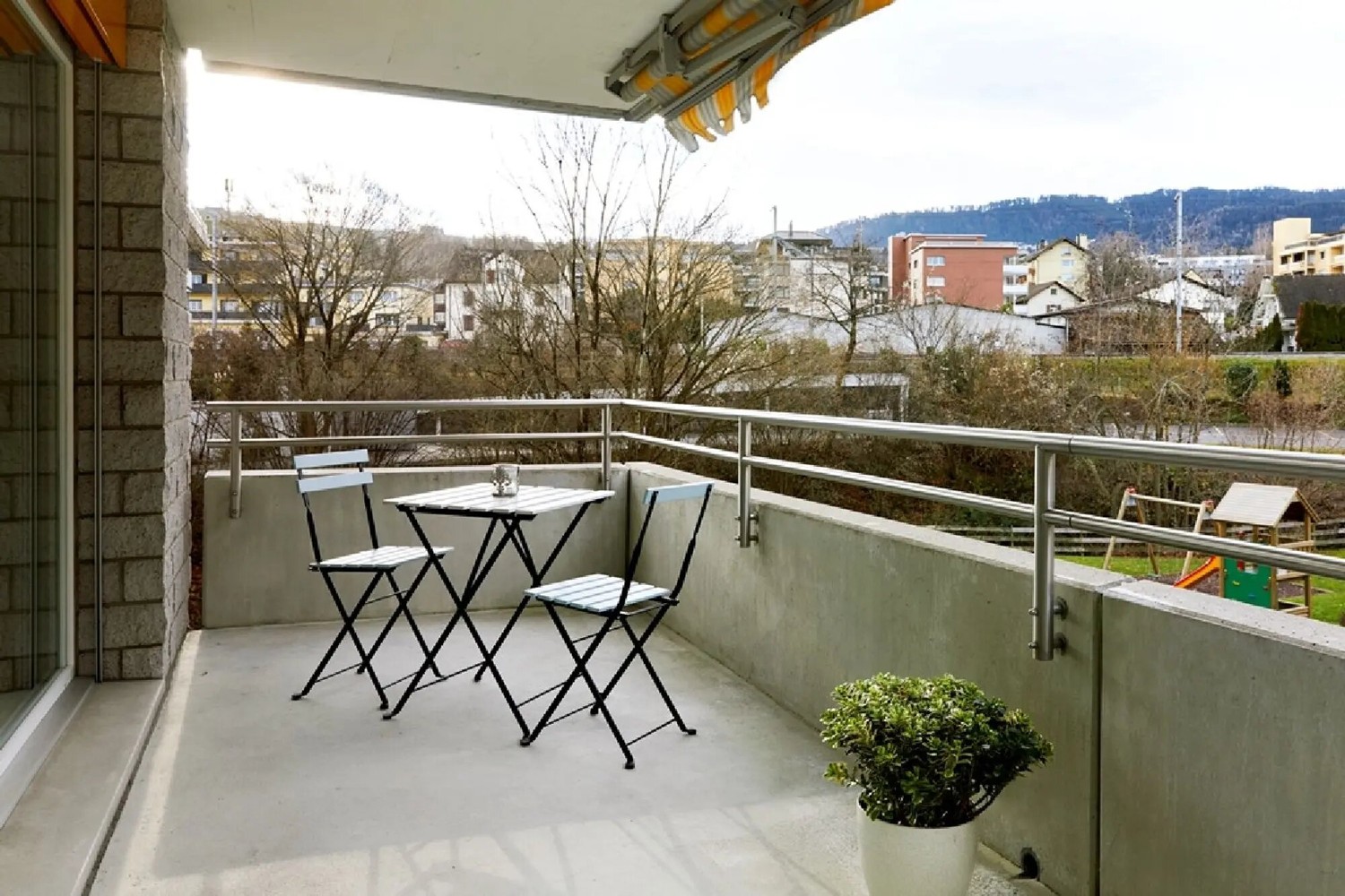Recherche locataire de remplacement - Wollerau, Wächlenstr. 17

- 4.5 pièces
- 2 salles de bain,
- Parquet en bois dans les chambres, dalles de pierre dans le reste de l'appartement
- Ascenseur
- Colonne de lavage dans l'appartement,
- 101 m2

1. étage

Très calme
50 m de la gare de Wollerau

Denner, photo 6 sur 8