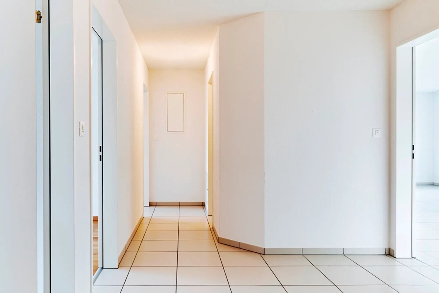 Recherche locataire de remplacement - Wollerau, Wächlenstr. 17

- 4.5 pièces
- 2 salles de bain,
- Parquet en bois dans les chambres, dalles de pierre dans le reste de l'appartement
- Ascenseur
- Colonne de lavage dans l'appartement,
- 101 m2

1. étage

Très calme
50 m de la gare de Wollerau

Denner, photo 2 sur 8
