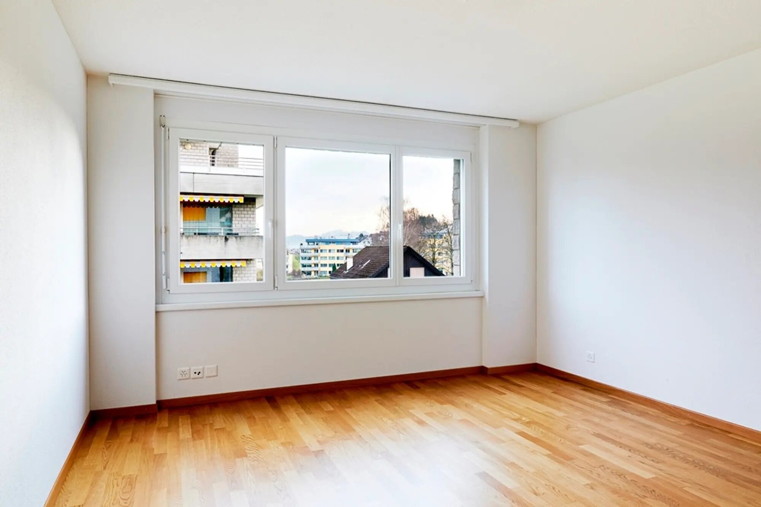 Recherche locataire de remplacement - Wollerau, Wächlenstr. 17

- 4.5 pièces
- 2 salles de bain,
- Parquet en bois dans les chambres, dalles de pierre dans le reste de l'appartement
- Ascenseur
- Colonne de lavage dans l'appartement,
- 101 m2

1. étage

Très calme
50 m de la gare de Wollerau

Denner, photo 4 sur 8