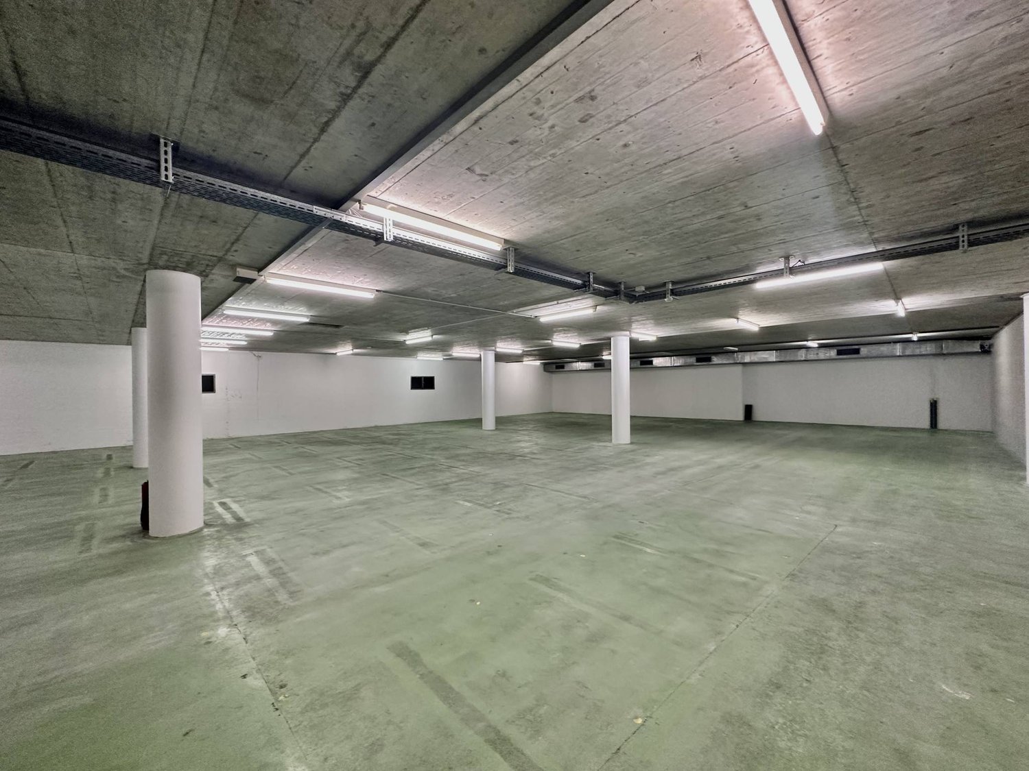 500m² storage room