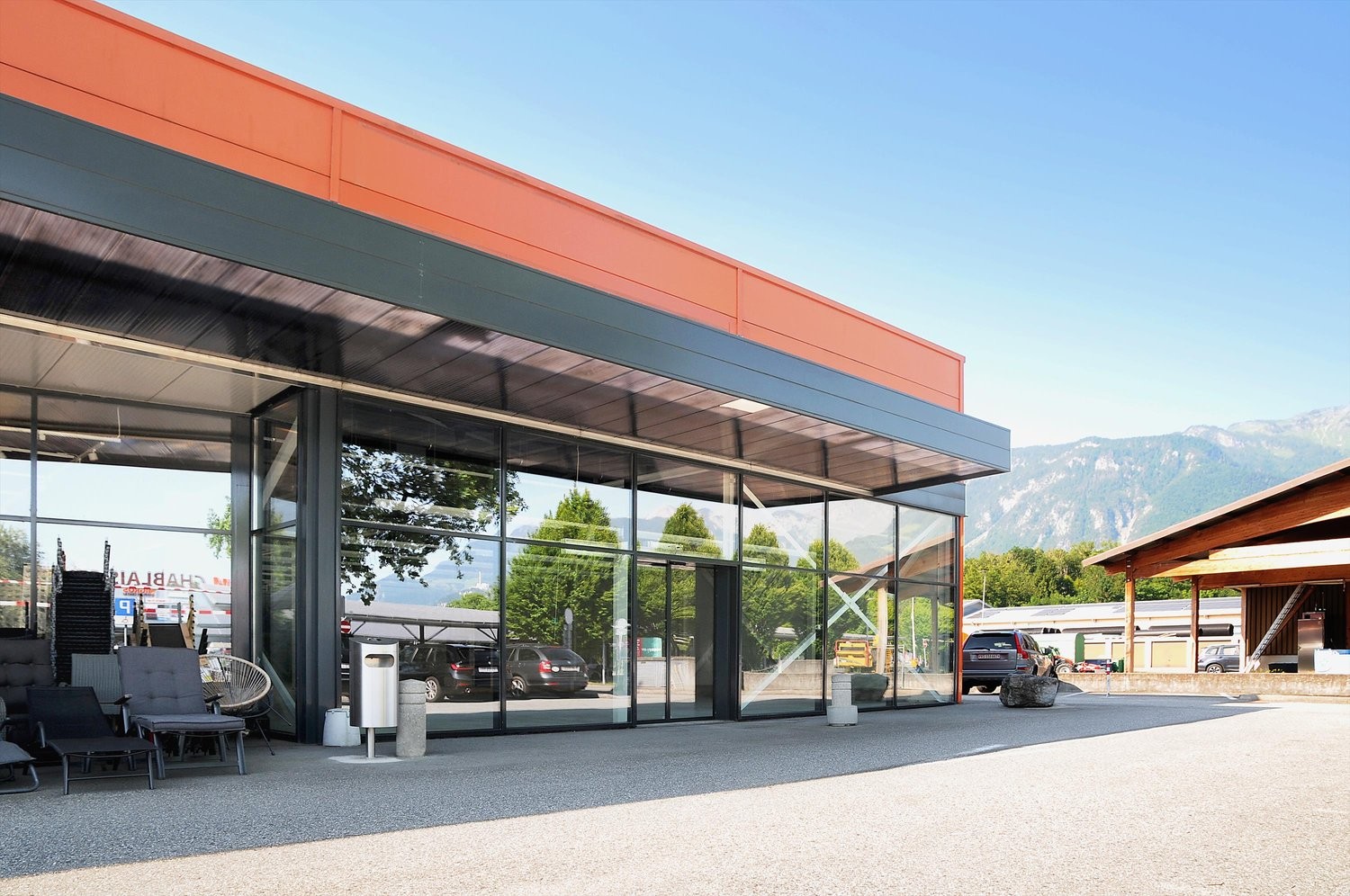 743m² shop, photo 1 sur 4