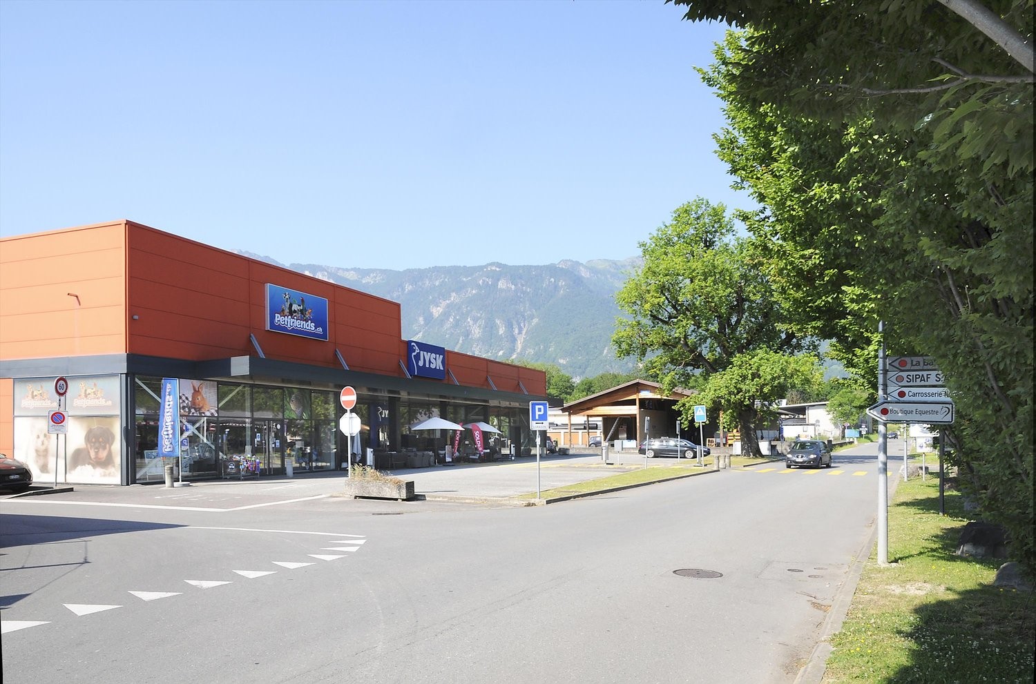 743m² shop, photo 2 sur 4
