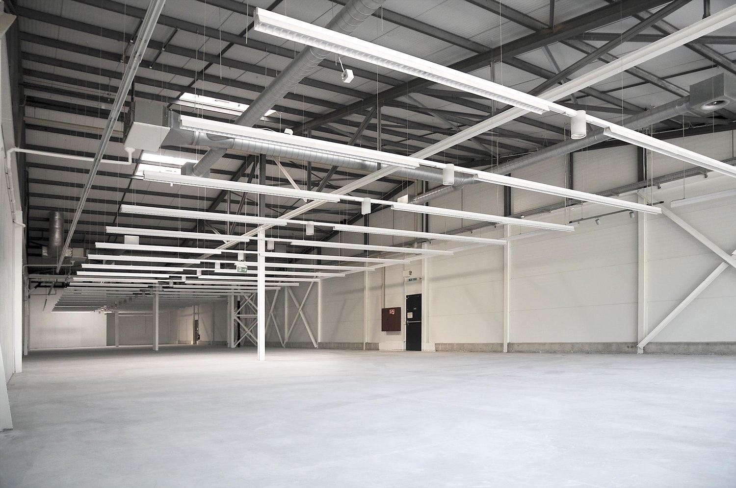 743m² shop, photo 3 sur 4