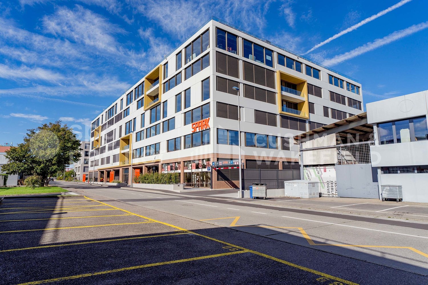 700m² commercial, photo 1 sur 4