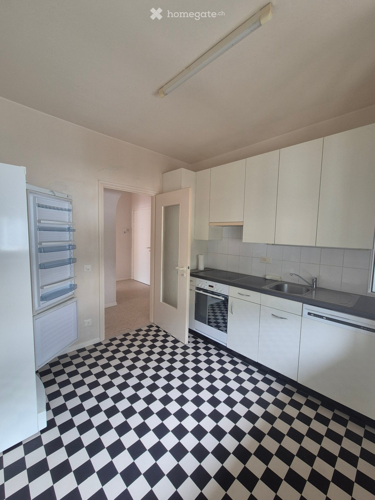 Appartement de 3 pièces

A louer immédiatement appartement en zone très centrale à Muralto. À deux pas du lac et de la gare. Vue partielle sur le lac. Parking non disponible. 
Contrat de courte durée (1-2 ans) également possible. 
Prix 1400 + 150 acompte de charges., photo 3 sur 5