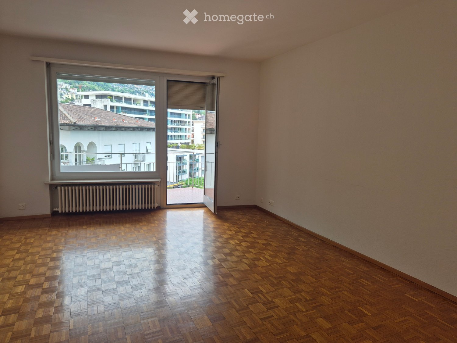 Appartement de 3 pièces

A louer immédiatement appartement en zone très centrale à Muralto. À deux pas du lac et de la gare. Vue partielle sur le lac. Parking non disponible. 
Contrat de courte durée (1-2 ans) également possible. 
Prix 1400 + 150 acompte de charges., photo 4 sur 5