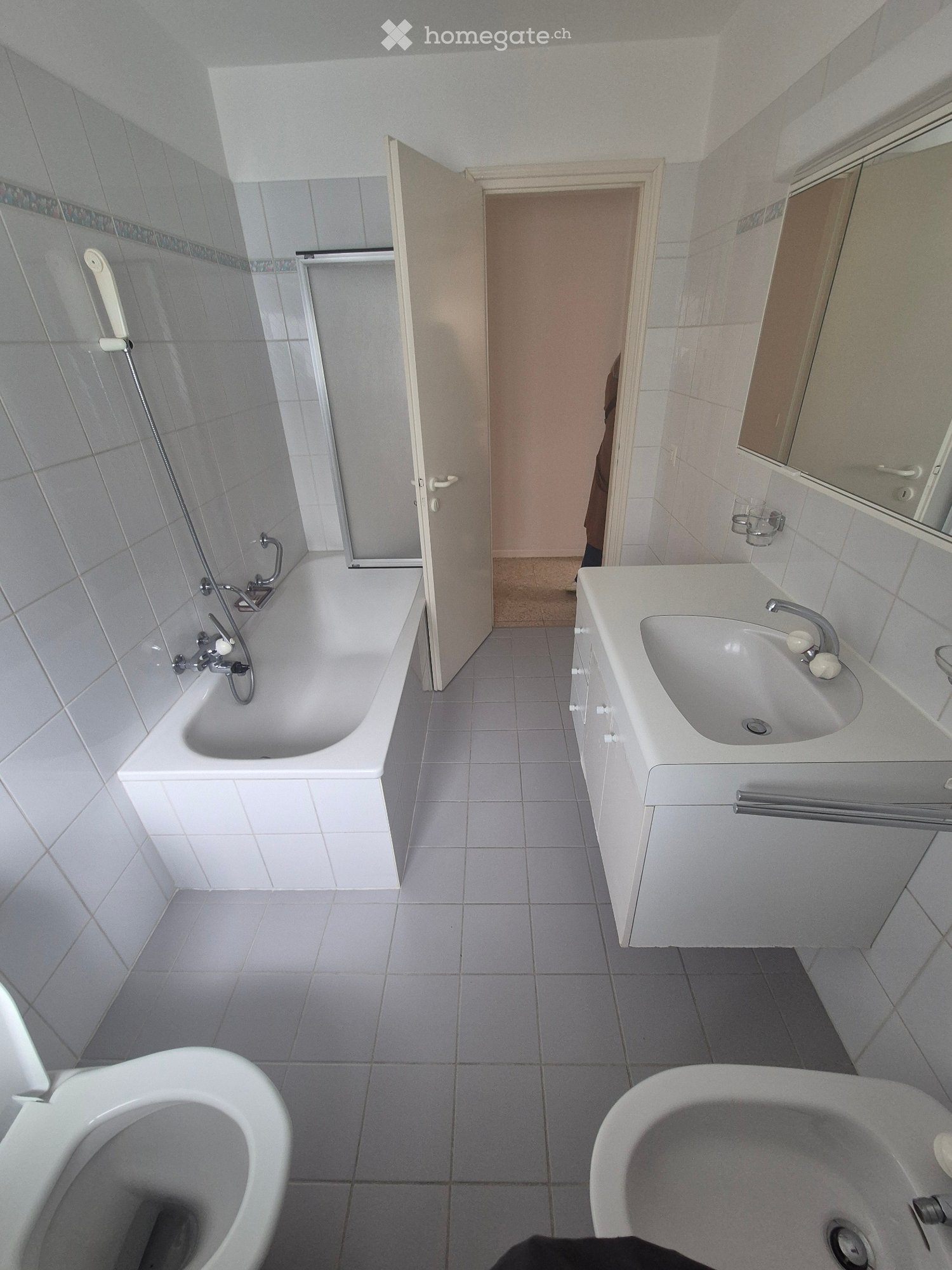 Appartement de 3 pièces

A louer immédiatement appartement en zone très centrale à Muralto. À deux pas du lac et de la gare. Vue partielle sur le lac. Parking non disponible. 
Contrat de courte durée (1-2 ans) également possible. 
Prix 1400 + 150 acompte de charges., photo 2 sur 5