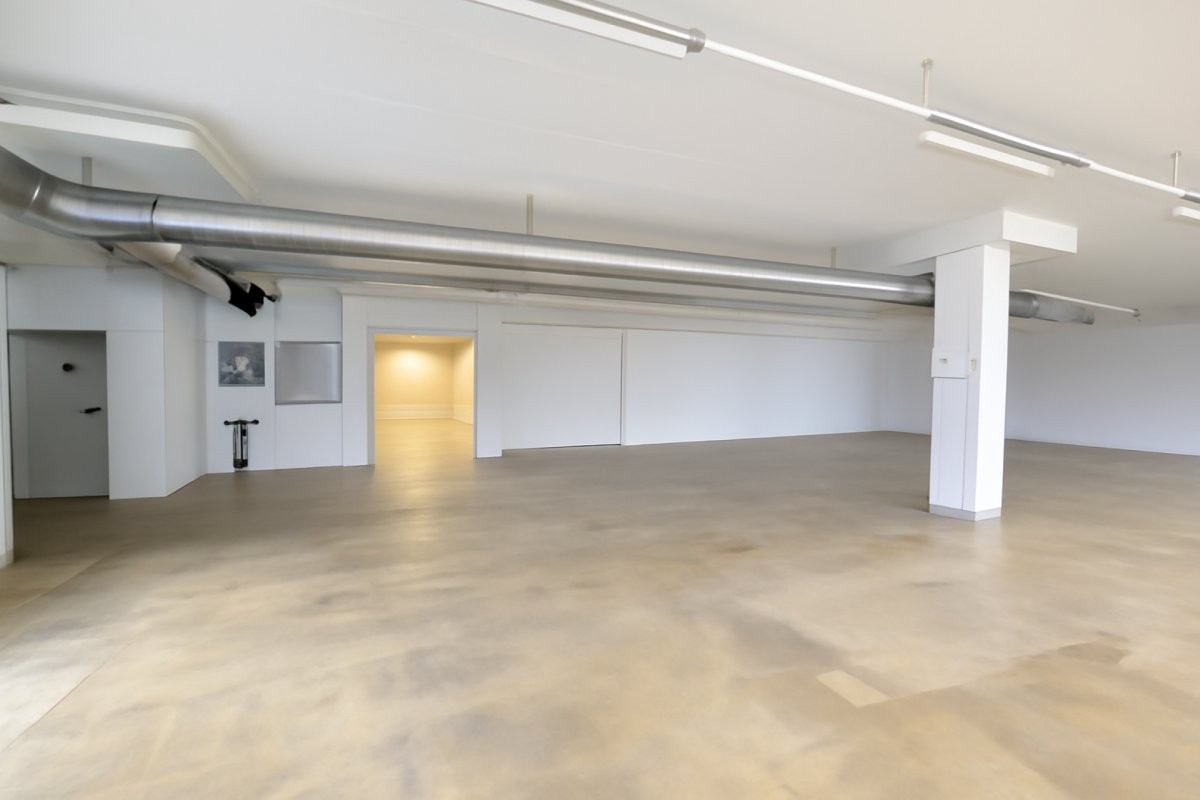832m² commercial