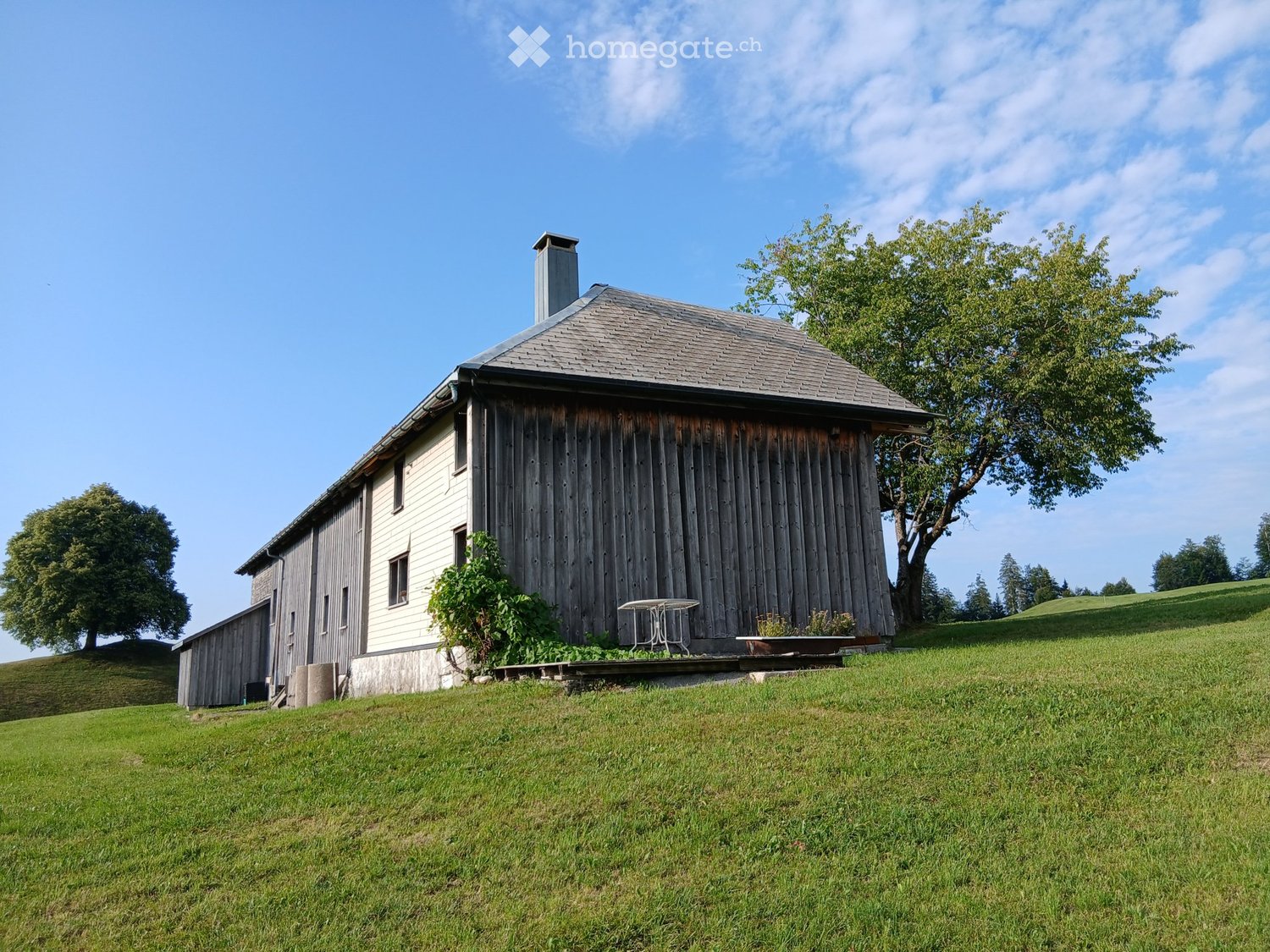 Belle ancienne ferme avec terrasse à louer. Dès le 01.11.2026
Chauffage par poêle en faïence
Le mobilier peut être repris par le locataire précédent
Pas de résidence principale possible !
Animaux domestiques non autorisés
Accessible uniquement avec un véhicule 4x4 en hiver
Loyer 950.- Fr. hors élect, photo 3 sur 5