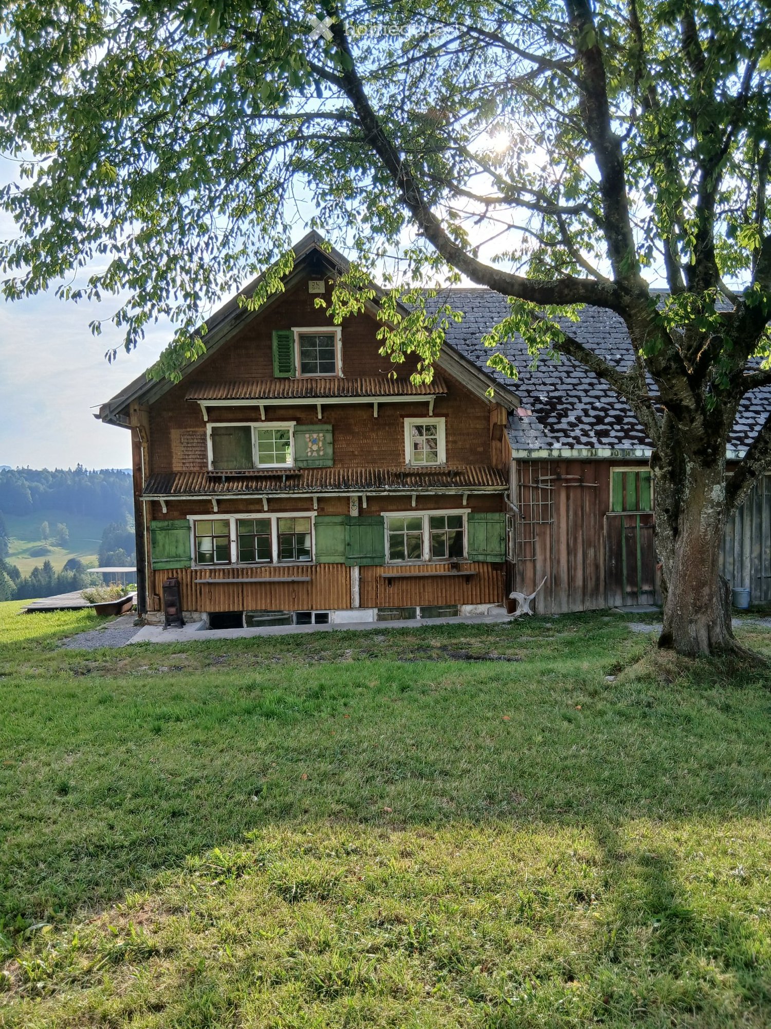 Belle ancienne ferme avec terrasse à louer. Dès le 01.11.2026
Chauffage par poêle en faïence
Le mobilier peut être repris par le locataire précédent
Pas de résidence principale possible !
Animaux domestiques non autorisés
Accessible uniquement avec un véhicule 4x4 en hiver
Loyer 950.- Fr. hors élect, photo 1 sur 5