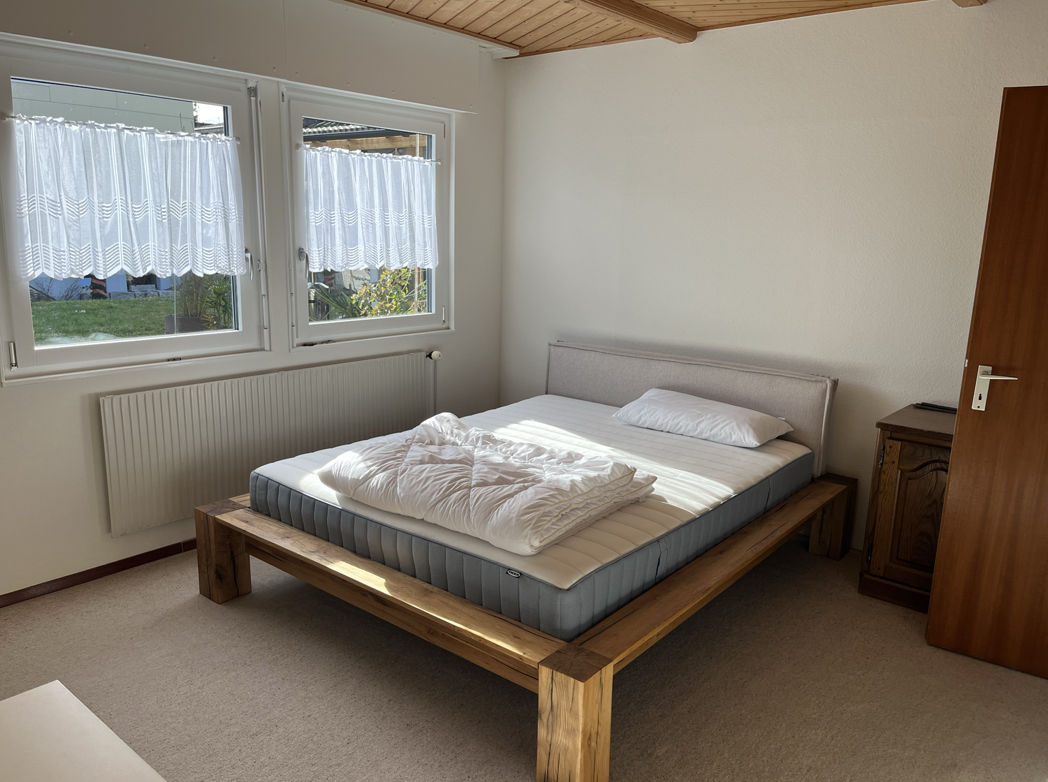 Chambre dans une colocation

La chambre offre environ 10-11 m2, entièrement meublée dans une maison partagée. Contrat limité à 6 mois jusqu'à fin février. Jardin, terrasse, place de parking, petite zone de fitness au sous-sol, tout est disponible et prêt à l'usage.