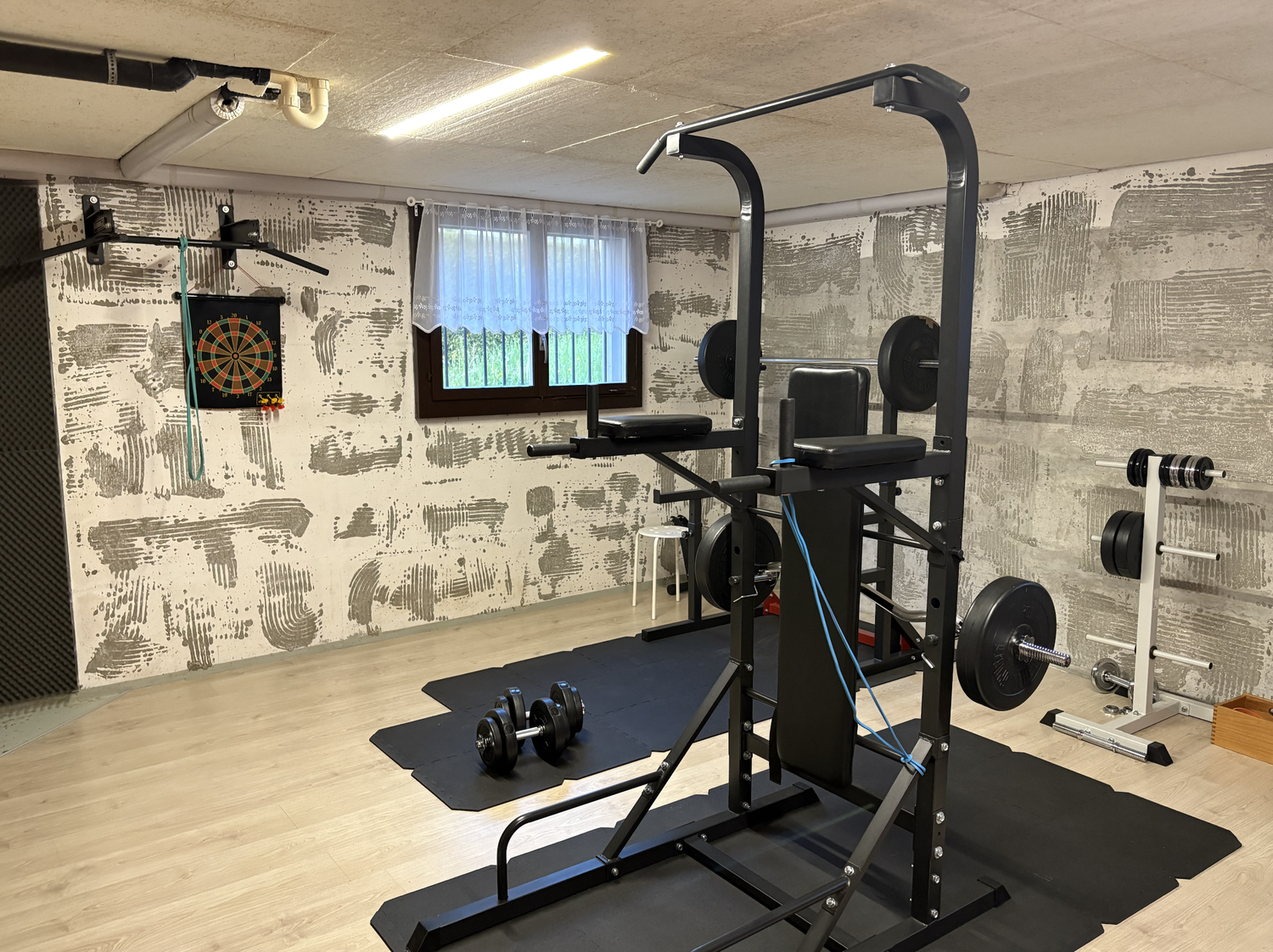 Chambre dans une colocation

La chambre offre environ 10-11 m2, entièrement meublée dans une maison partagée. Contrat limité à 6 mois jusqu'à fin février. Jardin, terrasse, place de parking, petite zone de fitness au sous-sol, tout est disponible et prêt à l'usage.
