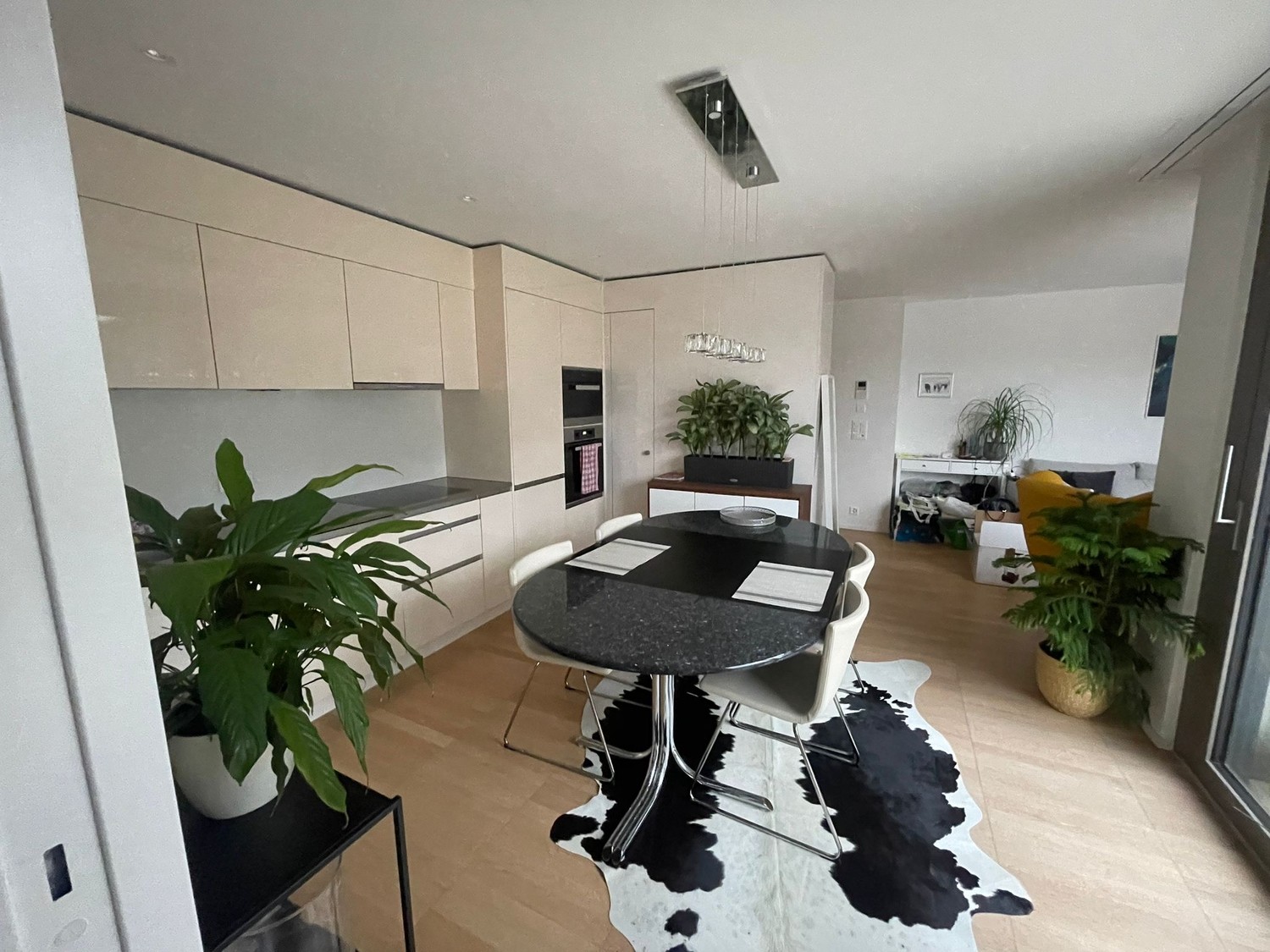 Appartement de 2.5 pièces moderne (58 m²) à Kilchberg avec vue sur le lac et grande terrasse de 40 m²

Pour le 3 novembre, cet appartement attractif et moderne de 2.5 pièces avec 58 m² de surface habitable sera disponible à la location à Kilchberg.

L'appartement se situe dans un immeuble moderne et
