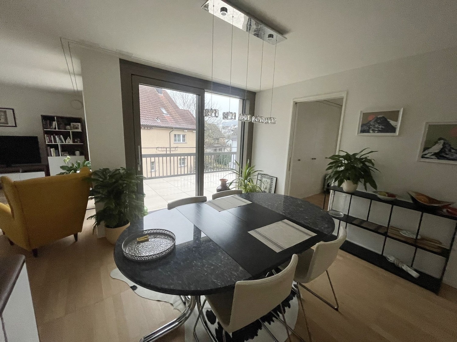Appartement de 2.5 pièces moderne (58 m²) à Kilchberg avec vue sur le lac et grande terrasse de 40 m²

Pour le 3 novembre, cet appartement attractif et moderne de 2.5 pièces avec 58 m² de surface habitable sera disponible à la location à Kilchberg.

L'appartement se situe dans un immeuble moderne et