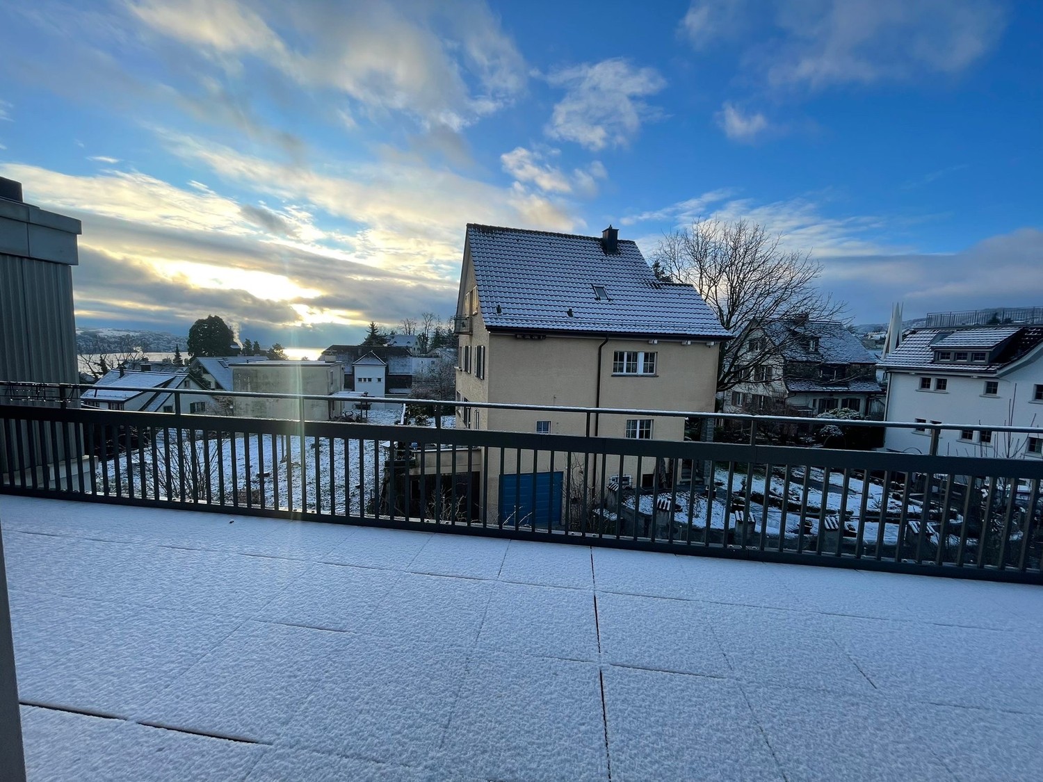 Appartement de 2.5 pièces moderne (58 m²) à Kilchberg avec vue sur le lac et grande terrasse de 40 m²

Pour le 3 novembre, cet appartement attractif et moderne de 2.5 pièces avec 58 m² de surface habitable sera disponible à la location à Kilchberg.

L'appartement se situe dans un immeuble moderne et