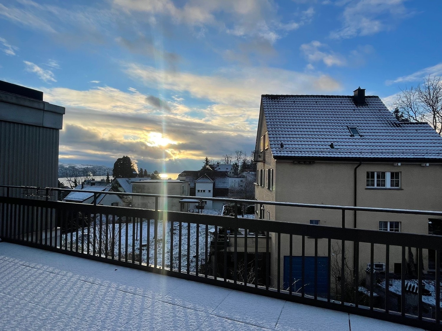 Appartement de 2.5 pièces moderne (58 m²) à Kilchberg avec vue sur le lac et grande terrasse de 40 m²

Pour le 3 novembre, cet appartement attractif et moderne de 2.5 pièces avec 58 m² de surface habitable sera disponible à la location à Kilchberg.

L'appartement se situe dans un immeuble moderne et