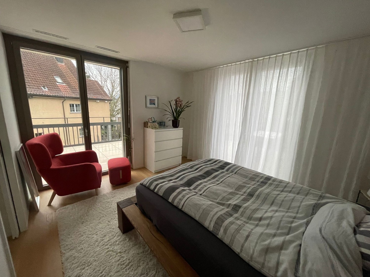 Appartement de 2.5 pièces moderne (58 m²) à Kilchberg avec vue sur le lac et grande terrasse de 40 m²

Pour le 3 novembre, cet appartement attractif et moderne de 2.5 pièces avec 58 m² de surface habitable sera disponible à la location à Kilchberg.

L'appartement se situe dans un immeuble moderne et