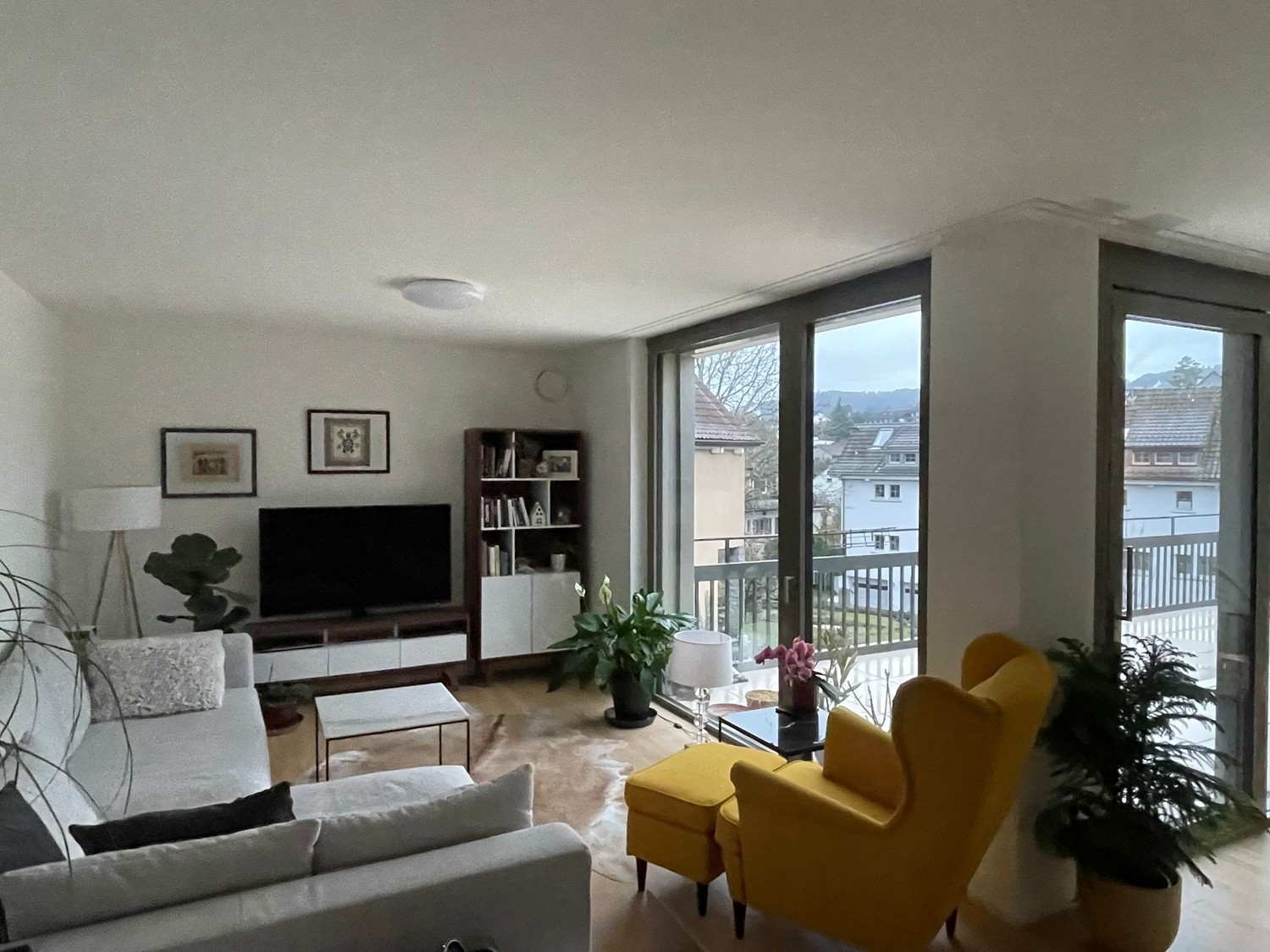 Appartement de 2.5 pièces moderne (58 m²) à Kilchberg avec vue sur le lac et grande terrasse de 40 m²

Pour le 3 novembre, cet appartement attractif et moderne de 2.5 pièces avec 58 m² de surface habitable sera disponible à la location à Kilchberg.

L'appartement se situe dans un immeuble moderne et