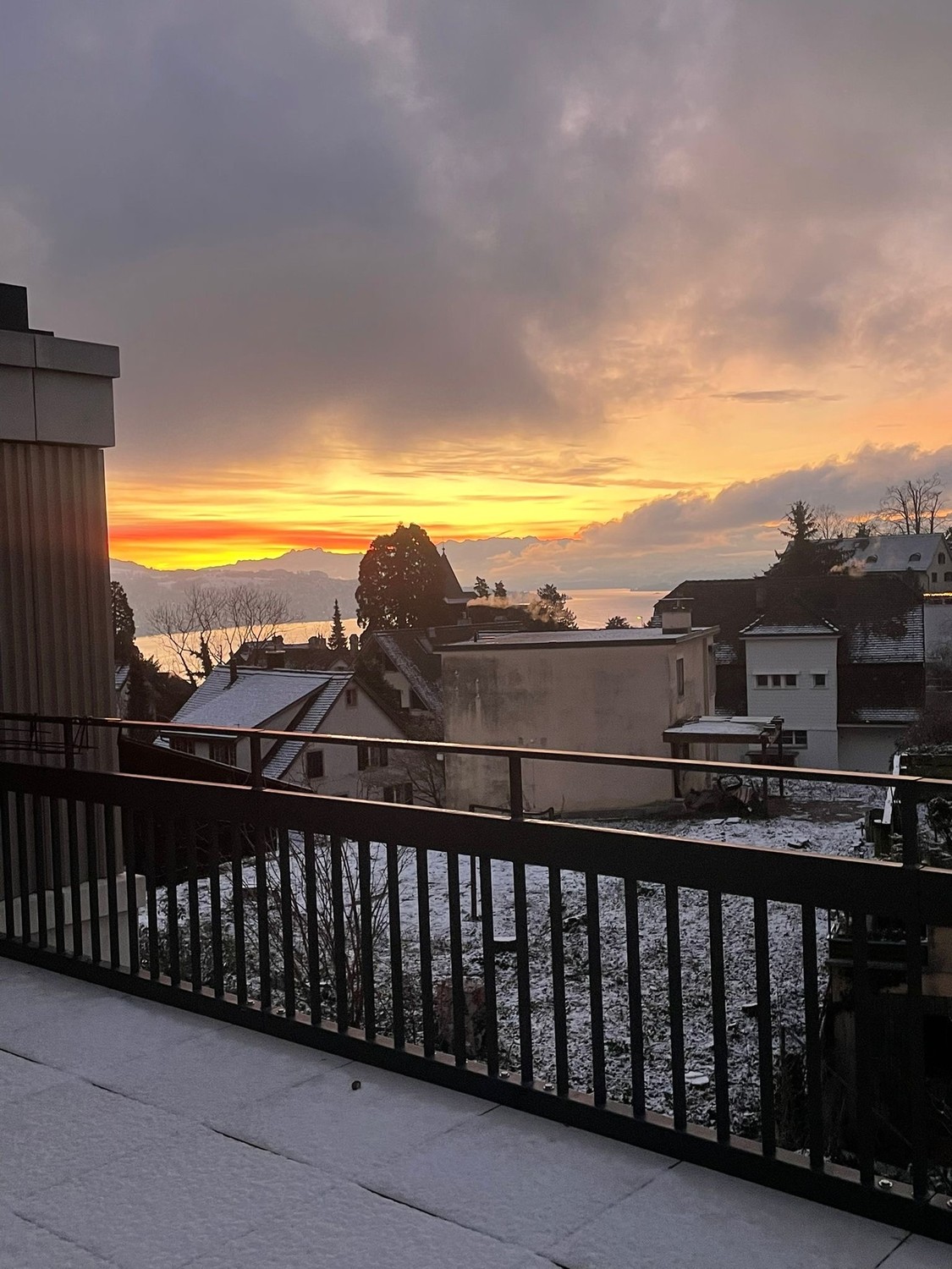Appartement de 2.5 pièces moderne (58 m²) à Kilchberg avec vue sur le lac et grande terrasse de 40 m²

Pour le 3 novembre, cet appartement attractif et moderne de 2.5 pièces avec 58 m² de surface habitable sera disponible à la location à Kilchberg.

L'appartement se situe dans un immeuble moderne et