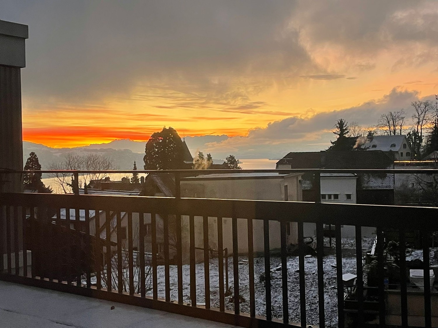 Appartement de 2.5 pièces moderne (58 m²) à Kilchberg avec vue sur le lac et grande terrasse de 40 m²

Pour le 3 novembre, cet appartement attractif et moderne de 2.5 pièces avec 58 m² de surface habitable sera disponible à la location à Kilchberg.

L'appartement se situe dans un immeuble moderne et