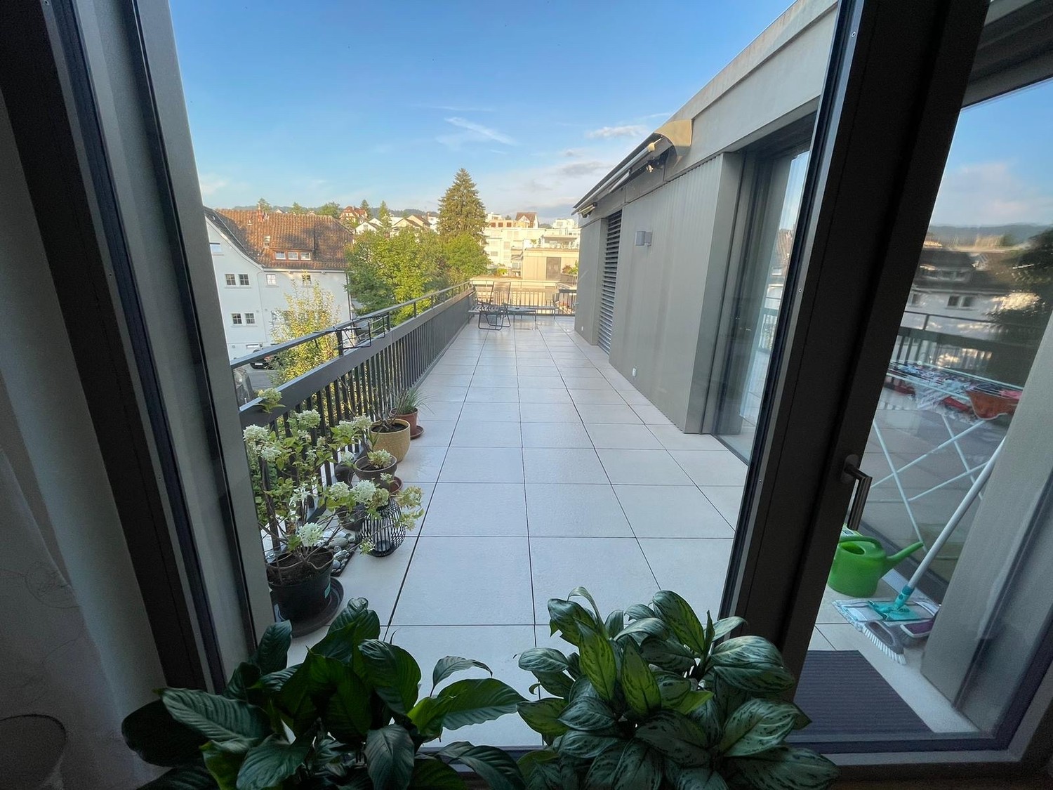 Appartement de 2.5 pièces moderne (58 m²) à Kilchberg avec vue sur le lac et grande terrasse de 40 m²

Pour le 3 novembre, cet appartement attractif et moderne de 2.5 pièces avec 58 m² de surface habitable sera disponible à la location à Kilchberg.

L'appartement se situe dans un immeuble moderne et
