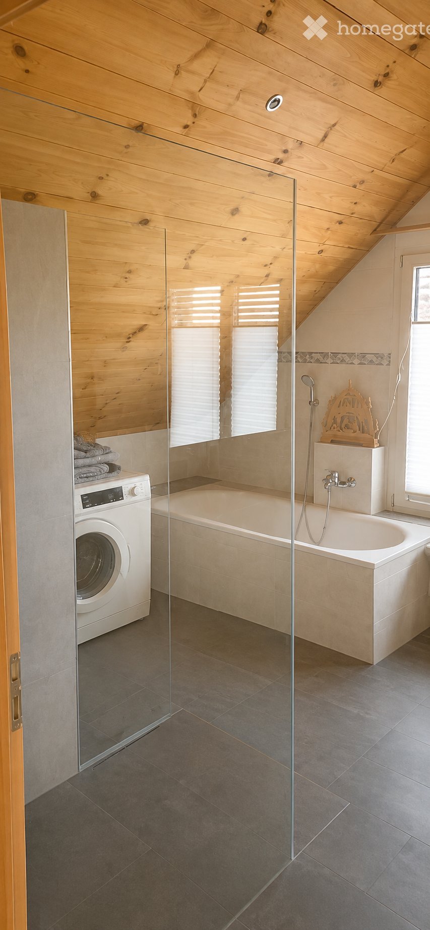 Appartement de 4 ½ pièces

Je loue, immédiatement ou à convenir, un charmant appartement mansardé au 2ème étage avec entrée indépendante. L'appartement séduit par son emplacement calme et une ambiance de vie agréable, idéale pour les couples ou les personnes seules qui accordent de l'importance à l'