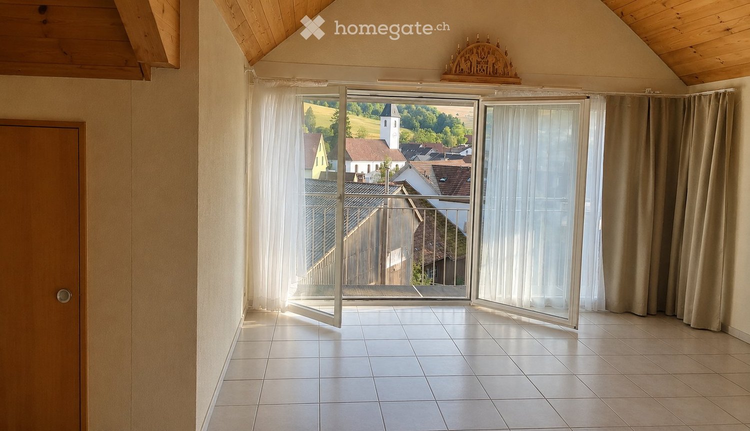 Appartement de 4 ½ pièces

Je loue, immédiatement ou à convenir, un charmant appartement mansardé au 2ème étage avec entrée indépendante. L'appartement séduit par son emplacement calme et une ambiance de vie agréable, idéale pour les couples ou les personnes seules qui accordent de l'importance à l'