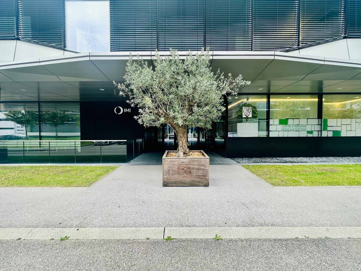 506m² office