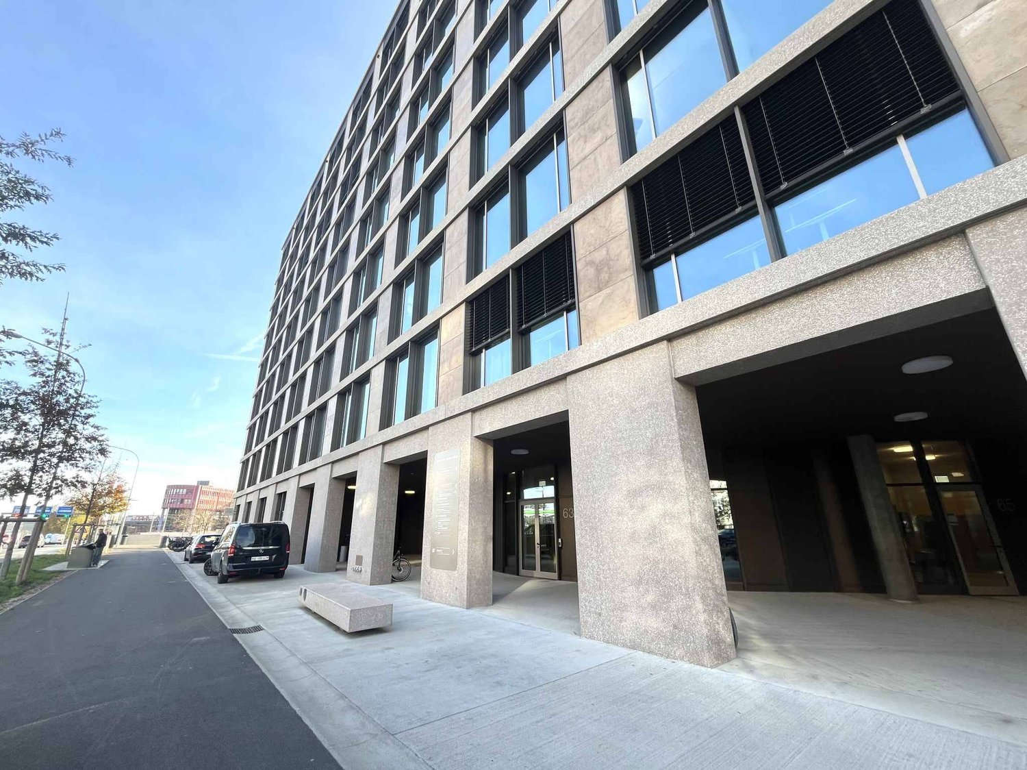 300m² office