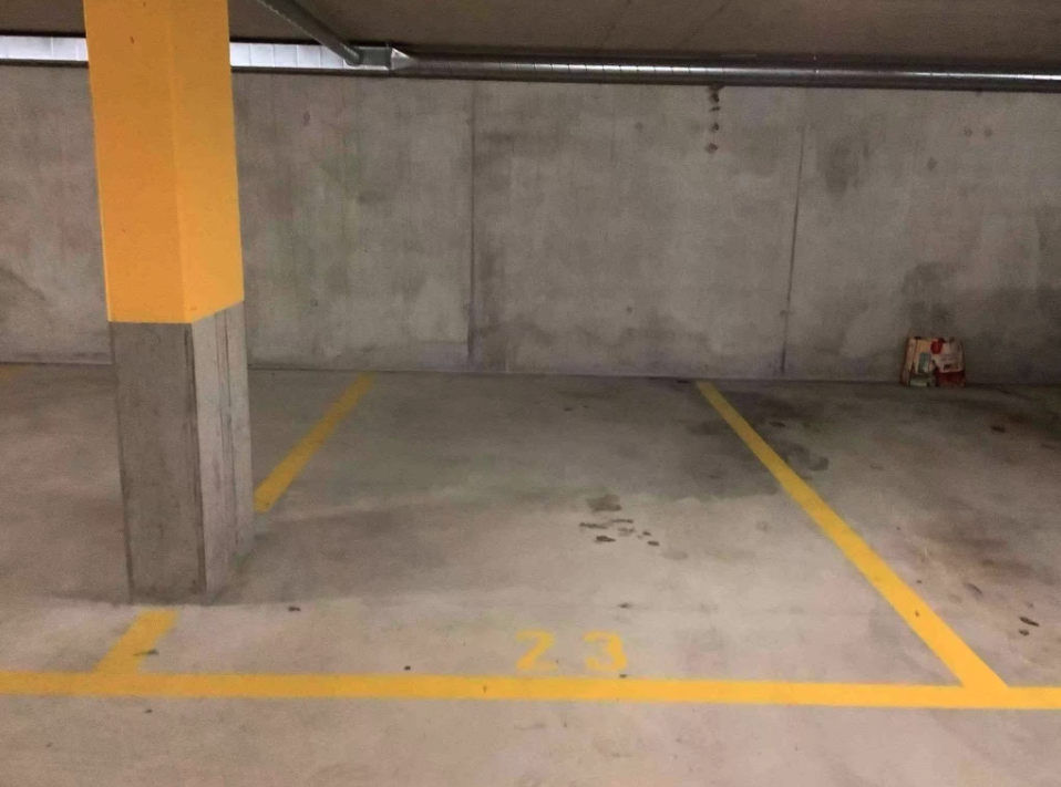 Place disponible, photo 1 sur 2