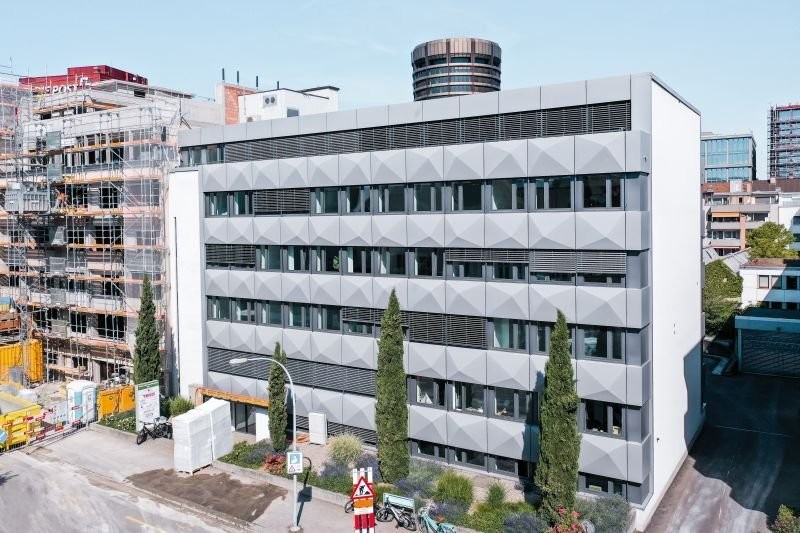 Nous louons des places de stationnement à la Peter Merian-Strasse 54.

Veuillez noter que la TVA s'applique pour les locataires externes.
(Information préalable : il y aura bientôt également des places de stationnement avec station de recharge électrique)

Êtes-vous intéressé ?
Vous pouvez volontier