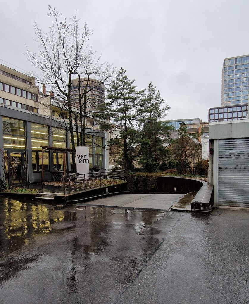Nous louons des places de stationnement à la Peter Merian-Strasse 54.

Veuillez noter que la TVA s'applique pour les locataires externes.
(Information préalable : il y aura bientôt également des places de stationnement avec station de recharge électrique)

Êtes-vous intéressé ?
Vous pouvez volontier